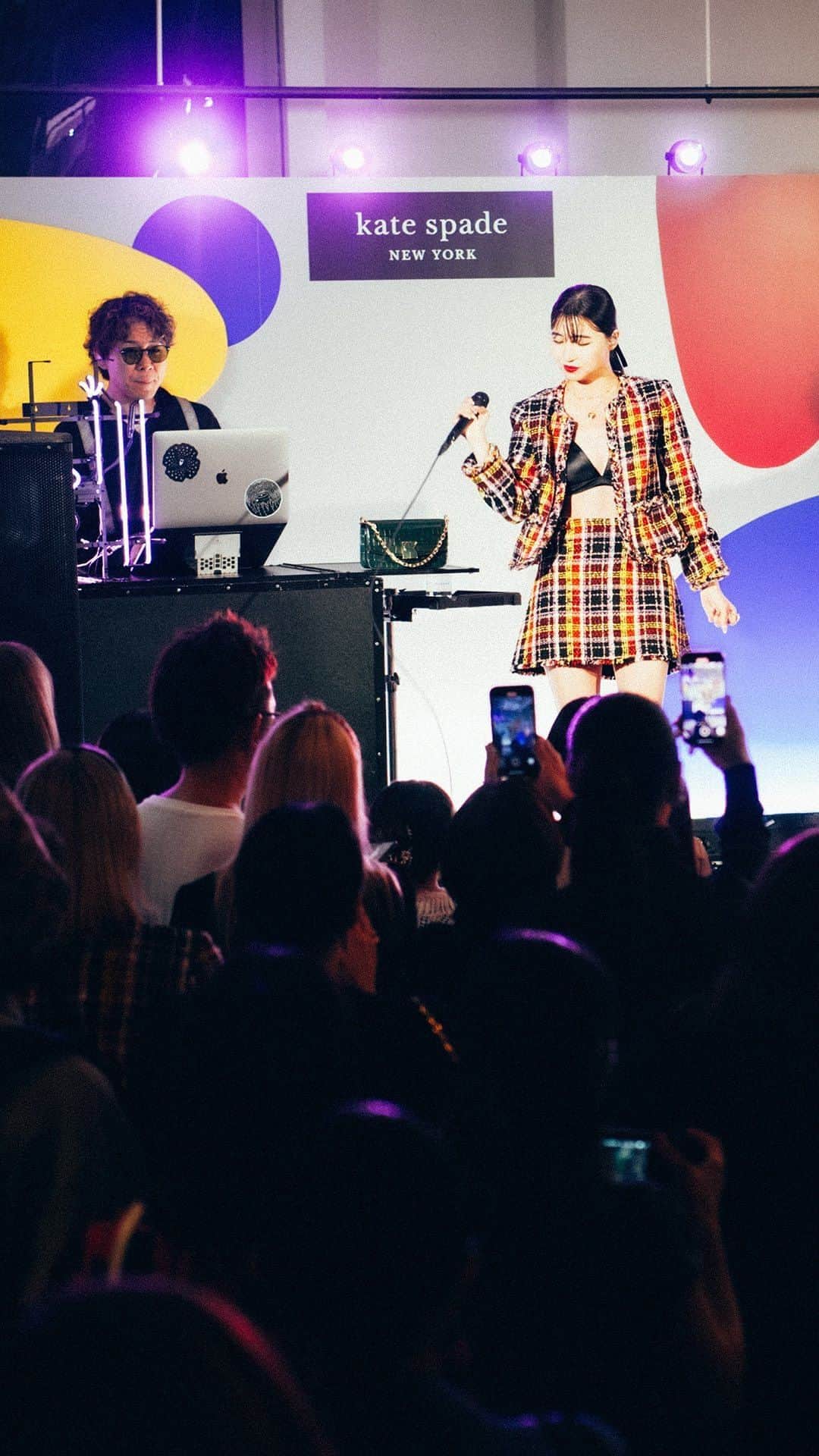 ケイト・スペードのインスタグラム：「eill Special Live -  in 2023.9.27 Kate Spade Dakota Event In Tokyo Opening Reception Party   Song List: 1. ​罠  2. SPOTLIGHT  3. フィナーレ。  YouTube公式にてフルバージョンを公開中！ @ katespadenewyork  @katespadejapan  #katespadejapan #katespadenydakota #katespadeny」