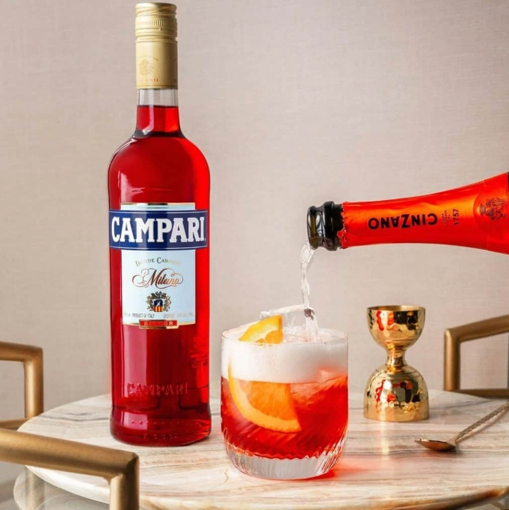 Campari Japanのインスタグラム：「#ネグローニズバリアート⁠ のご紹介⁠ ⁠ ミラノの老舗バール「バール・バッソ」のバーテンダーが、ジンとプロセッコを間違えて偶然できたカクテル。⁠ イタリア語で“間違い”と言う意味の“ズバリアート”な「 #ネグローニ 」⁠ ⁠ - ネグローニズバリアート レシピ -⁠ ⁠ ・#カンパリ 30ml ⁠ ・ベルモットロッソ 30ml ⁠ ・#プロセッコ 少量 ⁠ ⁠ 氷で満たされたロックグラスに材料を注ぎ、軽くかき混ぜ、最後にオレンジスライスを飾る。 ⁠ ⁠ ご購入はプロフィールリンクのURL⁠ www.amazon.co.jp/campari から⁠ ⁠ 📸 @campariusa」