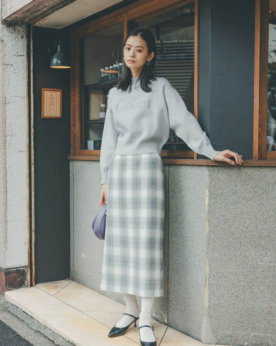 NATURAL BEAUTY BASICのインスタグラム：「松木育未さん着用の 秋の新作webカタログ第1弾が大好評公開中♡  ■ロゴ刺繍ニットプルオーバー ¥7,920 tax in size:FR color:ライトグレー/オフ/モカ #0173220005  ■オンブレチェックナロースカート ¥10,450 tax in size:S/M/PS color:グリーンチェック/クロチェック #0173220042  ------------  Trend Tips -2023Autumn-  表面感のあるジャガードスカートに トラッドなアランニット、 大人フェミニンなミニ丈のニットワンピースetc.  今季トレンドをふんだんに盛り込んだ新作をデリバリー。 コーデの鮮度を高めてくれる キャッチーなアイテムで秋本番に備えて。  #松木育未 さん #新作アイテム #グレーコーデ #ニット #ロゴニット #チェックスカート #タイトスカート #ハイウエストスカート #秋コーデ #お出かけコーデ #オフィスコーデ #オフィスカジュアル #通勤コーデ #大人可愛い #カラーコーデ  #着回しコーデ #きれいめカジュアル  #ベーシックコーデ #ベーシック #ナチュラルコーデ #トレンドスタイル #シンプルコーデ #ナチュラルビューティーベーシック #naturalbeautybasic」