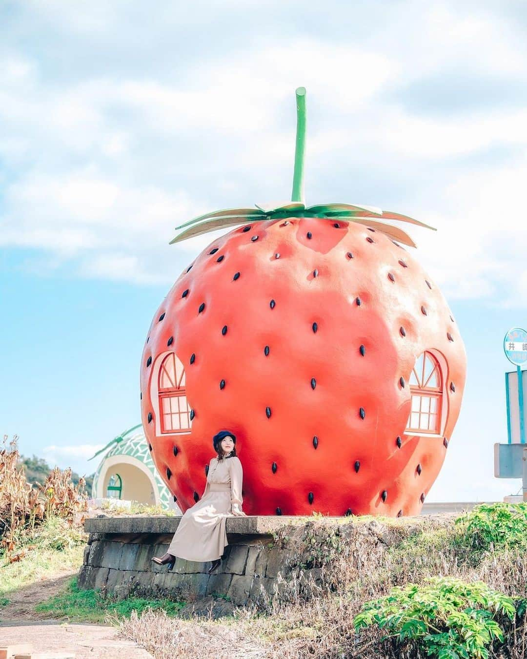 ジェットスター航空のインスタグラム：「"行きたい！と思ったら【🍓】をコメント！ “次に行きたい”が見つかる#jettabi_japan #長崎編 ★  ずっと待ちたくなるバス停🚌  #フルーツバス停   長崎県諫早市の中心部から国道207号を佐賀方面に向かっていくと、道路脇にフルーツが突如出現😳  実はフルーツの形をしたバス停なんです🚌💨   1990年の長崎旅博覧会の際、世界中から訪れる人たちに和んでもらうために作られたそう。 現在も全国から多くの人が写真を撮りに訪れています🍈🍊   イチゴ、メロン、スイカなど5種類の巨大フルーツが並ぶ通りは #ときめきフルーツバス停通り と呼ばれていて、その名の通りついついシャッターを押したくなる可愛らしさ💞 長崎旅行の際に見かけたら、ぜひ記念写真を撮ってみて📸🎶  【フルーツバス停】 📍長崎県諫早市小長井町国道207号線  ——————————————— ／ 📣ジェットスターなら、長崎まで ＼ ✈︎東京（成田）から 片道¥6,280〜 ——————————————— ジェットスター・ジャパン公式アカウント（@jetstar_japan）では「“次に行きたい”が見つかる」をテーマに就航地の魅力をご紹介✈️⭐️「#jettabi_japan」をつけて、皆さんのFun&Happyな旅の思い出をぜひご投稿ください！素敵なお写真は、公式アカウントでご紹介させていただきます♪  ⭐️Special thanks📸 by @satomi_gram（1枚目） / @sakurakohan（2枚目） / @mm_okd（3枚目）/@7.jewel7（4枚目）/ @nohohon99（5枚目） ———————————————  ※運賃はエコノミークラス「Starter」。支払手数料、空港使用料等が別途必要です。受託手荷物の料金は含まれません。諸条件が適用されます。 ※就航地のご紹介内容に関する最新情報は、下記の参照サイト等でご確認ください。 ——————————————— 【参照サイト】 ながさき旅ネット ———————————————  #長崎 #長崎観光 #長崎旅行 #ジェットスター #jetstar #jetstar_japan #LCC #飛行機 #trip #旅好きな人と繋がりたい #長崎映えスポット #国内旅行 #九州インスタ映え #長崎デート #nagasakijapan #コスパ旅 #女子旅 #長崎絶景 #フルーツ好きと繋がりたい #長崎ドライブ #長崎秋 #長崎グルメ」