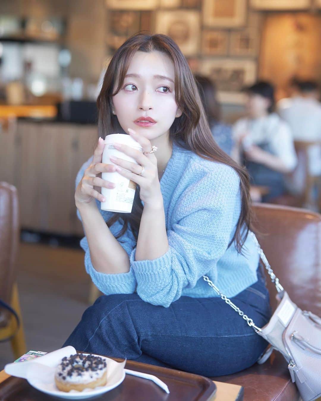 のインスタグラム：「涼しくなってきて嬉しい☺️💭 秋って感じがしてきました🍂  この日のカーディガンはGRL♡ YouTubeでもレビュー動画投稿してるので、よければご覧下さい🪄🪞  #grl購入品 #grl #grlコーデ #スタバ #maisonmargiela」