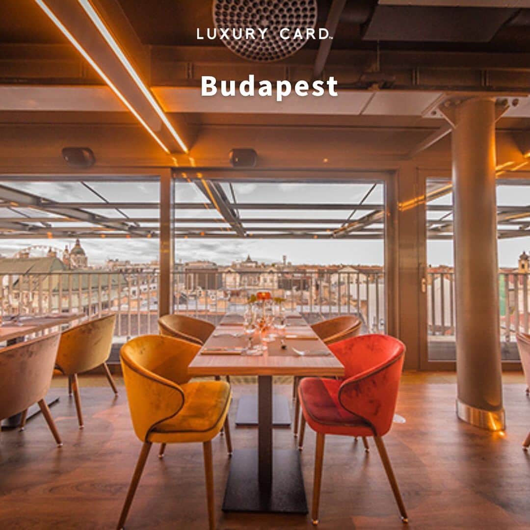 Luxury Card Japanさんのインスタグラム写真 - (Luxury Card JapanInstagram)「【今大注目のブダペスト最新ホットスポット３選！🇭🇺】 近年新たなホテルや見どころの登場で注目株のハンガリー首都ブダペスト。今回はドナウ川西岸（ブダ地区）のおすすめスポット3選をご紹介！  《飲む》  St. Andrea Wine & Skybar  ヴェレシュマルティ広場に面したユネスコ世界遺産建築の屋上にあるバー。ブダペストの街を見下ろしながら、カクテルやワインがお楽しみいただけます。２つの屋外テラスとガラス張りのバーエリアは、夕日の絶景スポット。  《見る》  ハンガリー国立歌劇場  1884年に一般公開された華麗な歌劇場が、５年にわたる１億6000万ドル規模の改修工事を経て2022年に再オープン。シャンデリア、フレスコ画、金箔を貼った丸天井、大理石の柱、壁画、オーク材の羽目板など、伝統美にあふれるネオルネサンス建築を堪能できます。  《泊まる》  アナンタラ・ニューヨーク・パレス・ブダペスト・ホテル  1894年に宮殿として建設されたこの歴史的建造物の改修にあたり、優雅な吹き抜けのロビーと185客室を一新。新たに加わったハンガリー料理のレストランからは、同ホテルの名物であるNew York Caféが見渡せる。シャンデリア、フレスコ画、大理石の柱に囲まれた豪華絢爛な内装のこのカフェは、１世紀以上にわたり知識層の社交場として親しまれました。  ▶ラグジュアリーカードについてもっと知りたい方は @luxurycardjapan のプロフィールリンクからご覧いただけます。 期間限定優待やトラベル・ダイニング・ライフスタイル優待を随時更新中！  #ハンガリー  #ハンガリー旅行  #ハンガリー生活  #ハンガリー料理  #ブダペスト  #ブダペスト旅行  #ブダペスト観光  #Hungary #Budapest #🇭🇺 #ハンガリー国立歌劇場  #アナンタラニューヨークパレスブダペスト #standreawineandskybar  #anantaranewyorkpalacebudapest  #hangarianstateoperahouse  #ハンガリーワイン  #ドナウ川  #ブタ  #ブダ地区  #海外ホテル  #海外レストラン  #ラグジュアリーカード」10月3日 18時04分 - luxurycardjapan