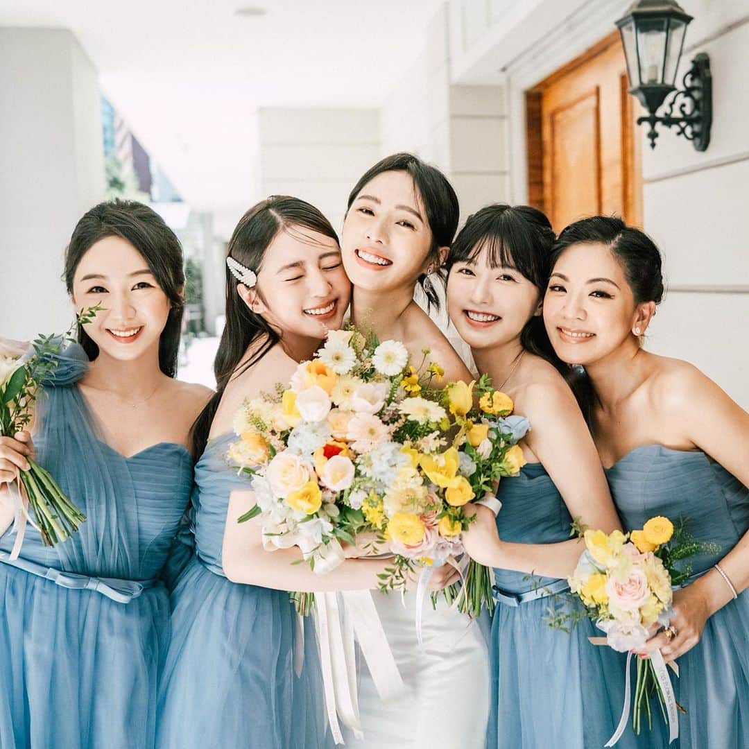 Dewi Chienのインスタグラム：「💐伴娘伴郎  我們的姊妹、兄弟、好友、知己，謝謝你們婚禮當天美麗又帥氣的陪伴，謝謝你們在生命中都是如此重要的存在，有你們真好💙🖤  💄 @arialping  💇🏻‍♀️ @actomlee  💐 @sussflora  👰🏻‍♀️ @artizstudio.tw  🤵🏻 @vandome_suit  📷 @thestagephotography @nickchangphotography    伴娘伴郎髮型： @zinhairstyling  @zin_hanji_yang @zin_evanhairstylist_  @zin_vic_liu   #大衛婚禮紀錄 #帶你們一起用照片影片參與婚禮過程」