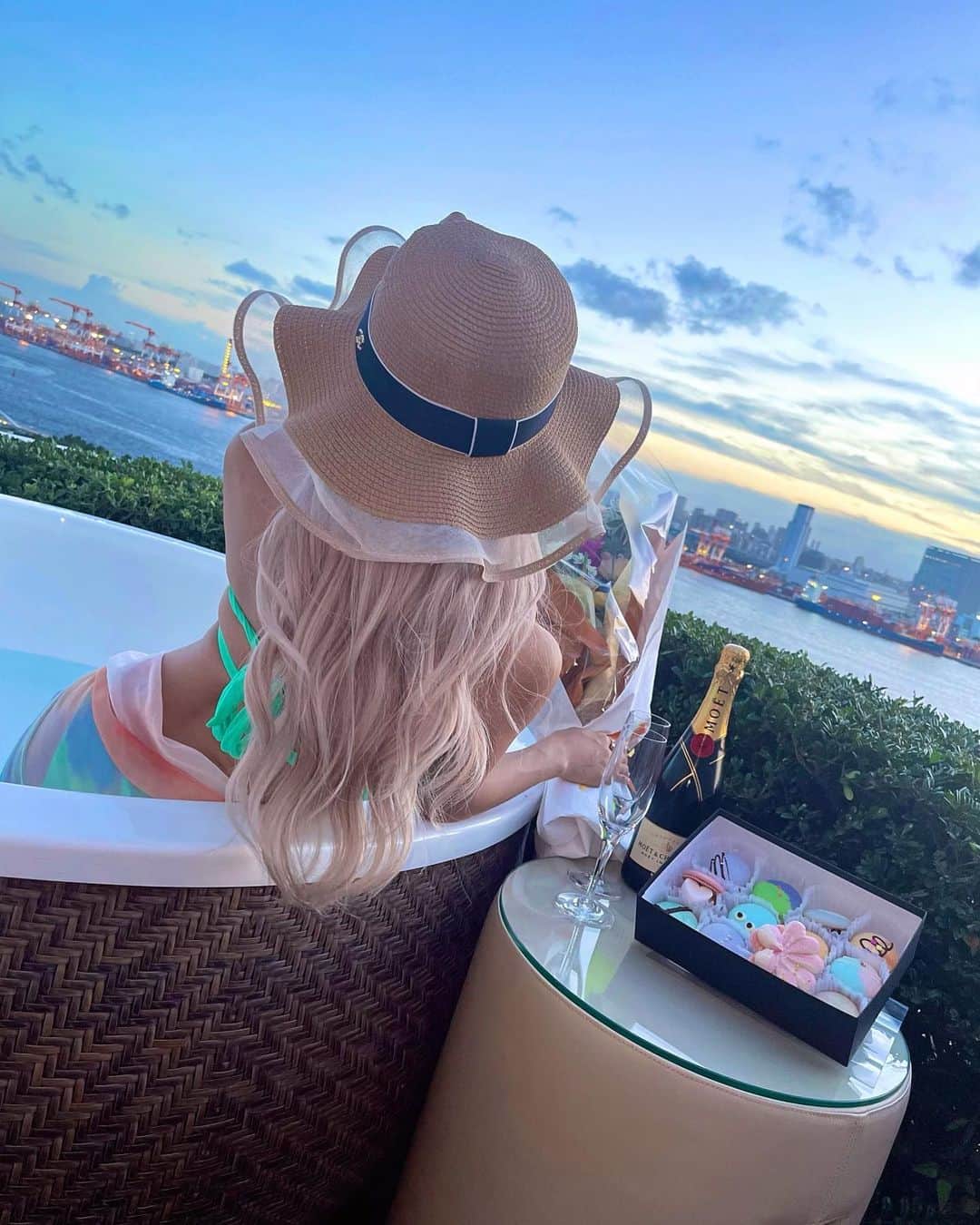 きぃぃりぷのインスタグラム：「今年の夏の思い出はー？？🍉夏長いと思ったけど終わったら早かった🩵😭  エモエモショット😘👏  #撮影オールアップでお祝い」