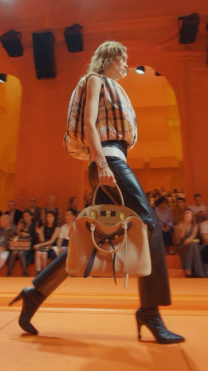 のインスタグラム：「Women’s Spring-Summer 2024 Show. Inspired by the Maison’s celebrated dedication to voyage, @NicolasGhesquiere imagines travel-ready bags and sunglasses for effortless versatility. Watch the full show via link in bio.  #LVSS24 #LouisVuitton」