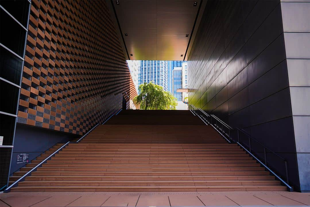 Osaka Bob（大阪観光局公式キャラクター）のインスタグラム：「ABC Hall is located in Nakanoshima, and it's operated by Asahi Broadcasting Corporation. It can accommodate around 300 people and serves as a venue for various genres such as radio, television, music, and theater. 😃  ABCホールは中之島にあって、朝日放送が運営している劇場なんやで👍 300人くらい収容できてラジオやテレビ番組だけじゃなくて、音楽や演劇などさまざまなジャンルの拠点になってるんやで😀  —————————————————————  #maido #withOsakaBob #OSAKA #osakatrip #japan #nihon #OsakaJapan #大坂 #오사카 #大阪 #Оsака #Осака #โอซาก้า #大阪観光 #sightseeing #Osakatravel #Osakajepang #traveljepang #ABCホール」