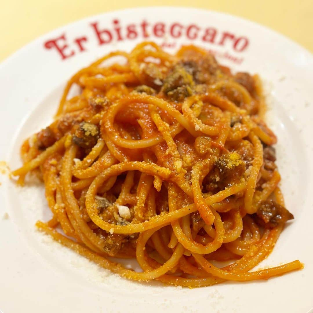 ベリッシモ・フランチェスコのインスタグラム：「Bucatini all’Amantriciana and much more at Er Bisteccaro dei Magnaccioni in Ginza🍝🍷 ローマ郷土料理が楽しめる店に！エル・ビステッカーロって最高！😂👍 Spettacolo! Bucatini all’Amatriciana ecc. dal Bisteccaro!!!❤️ #ベリッシモ #料理研究家 #料理研究家ベリッシモ #イタリア料理研究家 #イタリア料理研究家ベリッシモフランチェスコ #イタリア料理 #イタリア料理が好き #イタリア料理好きな人と繋がりたい #銀座グルメ #ローマ料理 #bucatiniallamatriciana #amatriciana #bucatini #ginza #food #foodporn #foodstagram #foodblogger #cucinaromana #pasta #pastalover #pastalovers #luxurylifestyle #enjoyfood #italianfood #italianstyle #italiancuisine #銀座 #グルメ #パスタ」