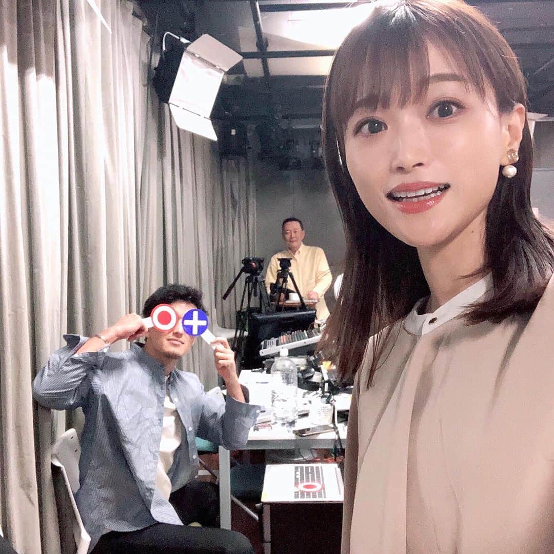 のインスタグラム：「🚥 赤(ピンク)、黄色、青！ 現場の皆さんと３人で信号機カラーに！ #私の服はピンクじゃないと２人はずっと言ってる #茶に見えるとのことですが #ピンクです #モニター通すとベージュに見えなくもないけど #今日はスタジオで動画撮影」