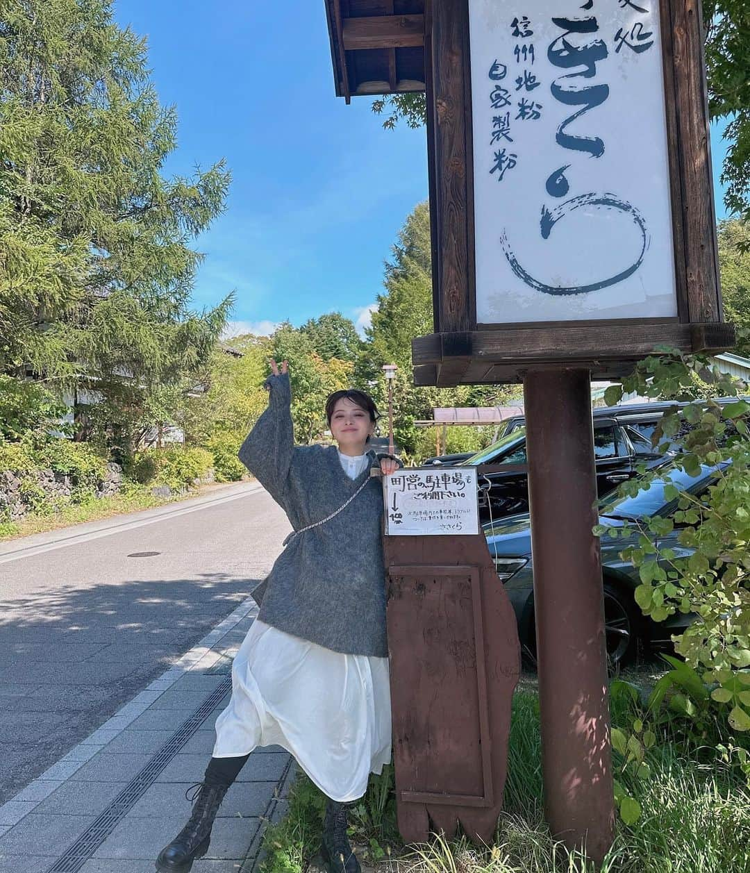 田中優衣さんのインスタグラム写真 - (田中優衣Instagram)「1番好きなお蕎麦屋さん。 でいろんなポーズ✌️  車のある軽井沢旅行だったら 行って欲しい🚗 おすすめは蕎麦とミニ天丼。 でもでもくるみ蕎麦も美味しい。  今日販売の2wayニット 可愛いからぜひゲットしてほしい🤍」10月3日 18時16分 - heisei_8nen