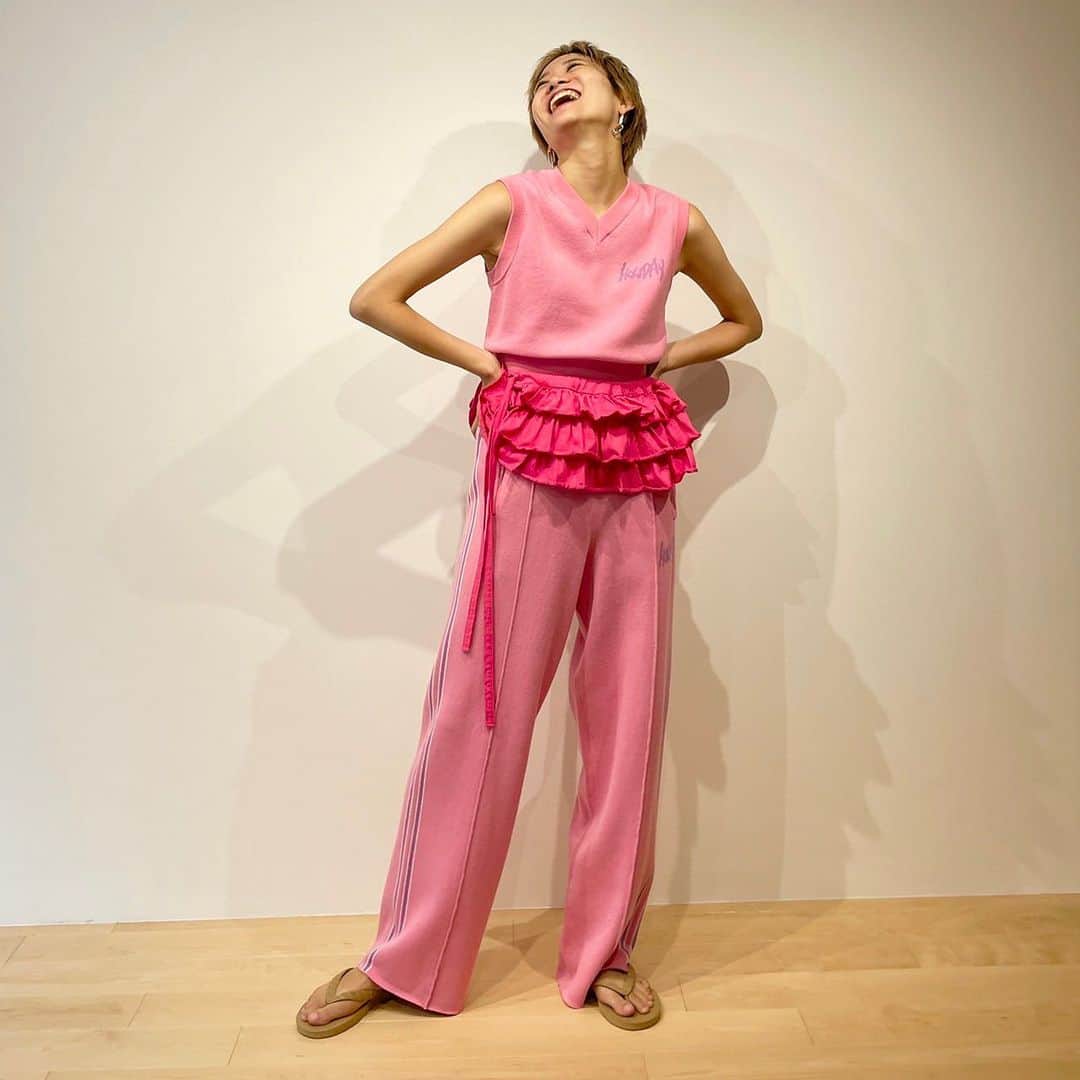 のインスタグラム：「2024 SPRING COLLECTION  思い切ったPINKの合わせ。着ているだけで元気になります☺︎PANTSはワイドでかっこいいシルエットなので、SUPER FINE RUFFLE BELTとのバランスがとれてよく合います。  Height: 167cm Tops: ONE Belt: ONE Bottoms: 0 @naaaaanako  #HOLIDAY_PR #HOLIDAY2024spring #HOLIDAY2024springstyle」