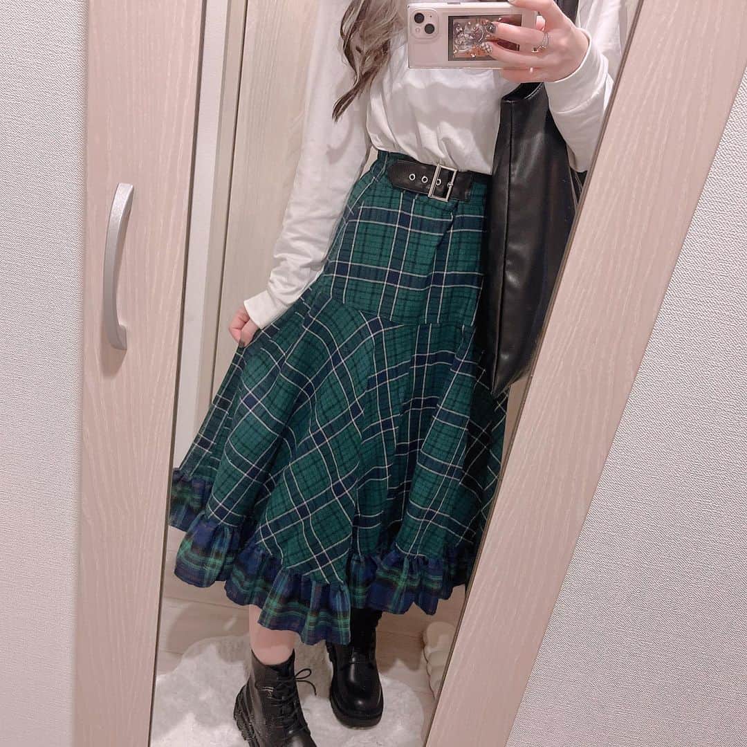 ねぎまのインスタグラム：「. . 秋服の季節がやってきたー！！🍁💚 . 脚出し苦手で常にロングで生きてる私が 珍しく脚出てこれくらい🙂 これでも出してる方、限界の長さ🙂 . 先月買ってたショートブーツも新品なのでマットの上で履いて全身コーデ撮ってみた👢 . tops:UNIQLO(@uniqlo_jp ) skirt:jouetie(@jouetie_official ) boots:GRL(@grl_official ) bag:jun Red(@junred_jp ) . .」
