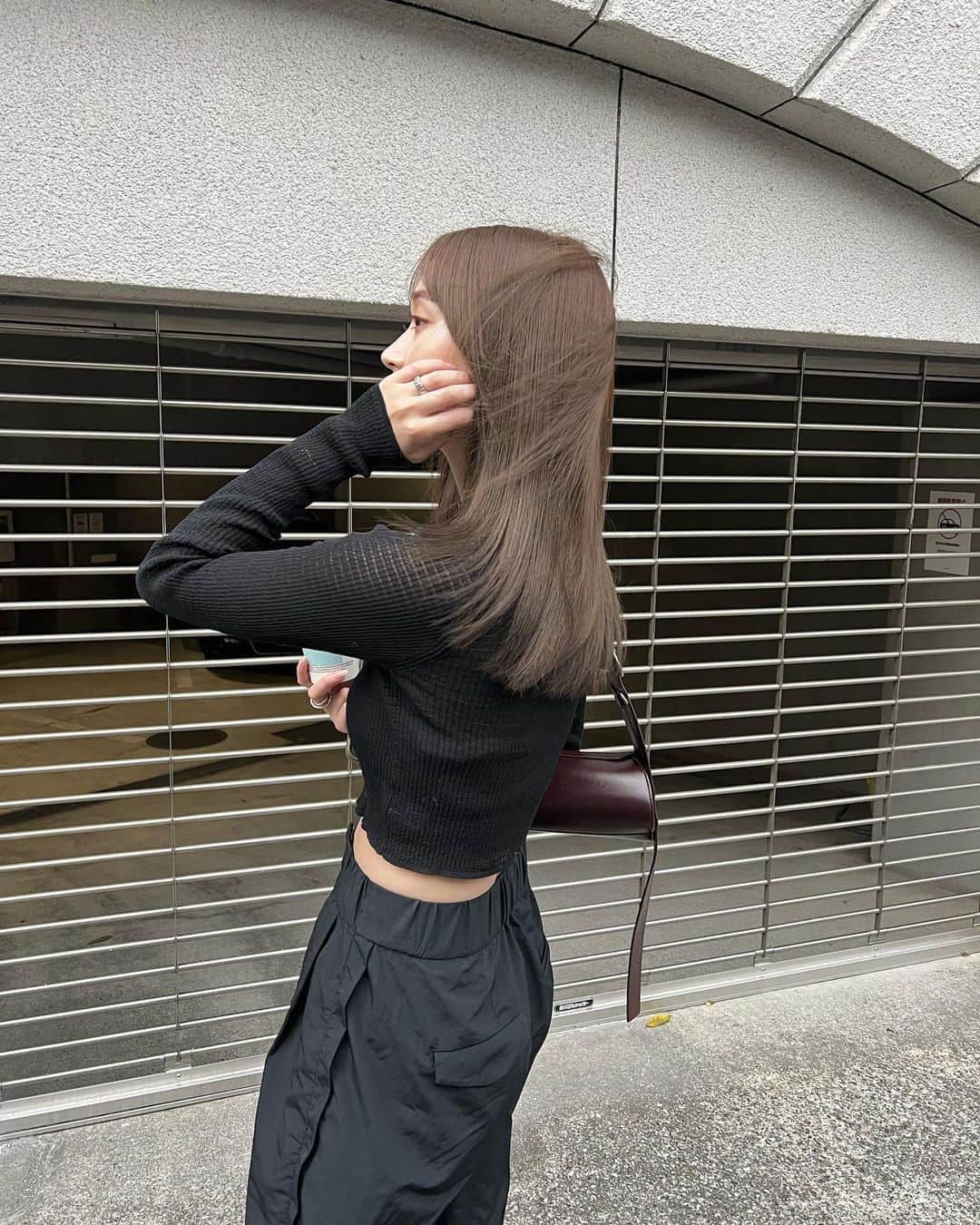 のインスタグラム：「柔らかい秋のオリーブベージュ🫒  いつもどんなオーダーしてますかって聞かれますが 前回のカラーの残留と、薬剤ダメージ等 自分じゃわからないので @svan_suwa にいつも完全お任せ✨  いつもありがとうございます🤝 無事撮影も終わり、東京に帰ります🗼  #オリーブベージュ #ベージュカラー  #レイヤーカット #セミロング」
