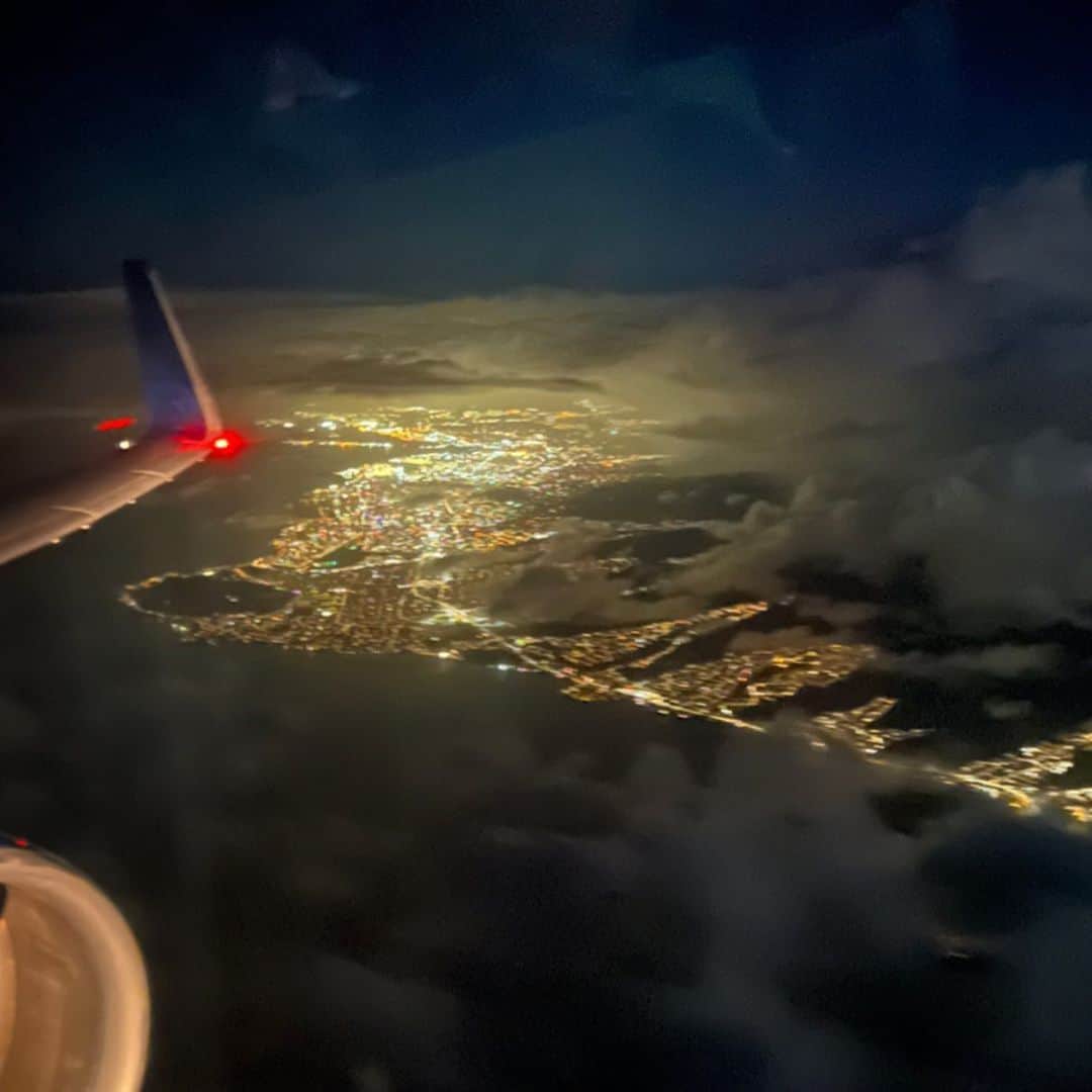 マキ・コニクソンさんのインスタグラム写真 - (マキ・コニクソンInstagram)「幻想的でこの写真 めちゃくちゃ好きっ！❤️ 久々に自分の中でのヒット作  空の上からおすそ分け🤙🏼 では寝まーす！🥱 お休みなさい。  #エアハワイ🌺  #ハワイのおすそ分け🤙🏼  #夜間飛行✈️  #お気に入りの写真 #幻想的な光景」10月3日 18時21分 - makikonikson