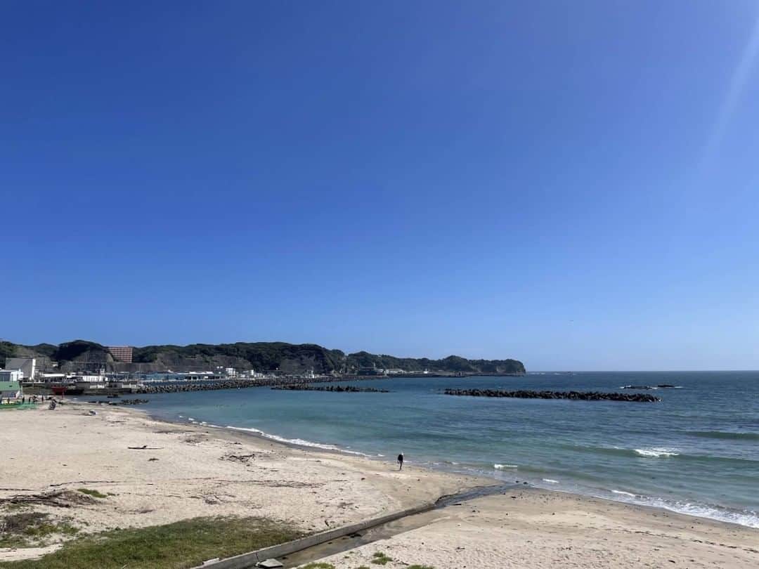 The Japan Timesのインスタグラム：「Katsuura in Chiba Prefecture was in the spotlight this summer, when temperatures rose to record highs, boiling many parts of the Japanese archipelago and leading a panel of scientists working under the Meteorological Agency to describe the weather as “abnormal.”  Katsuura — around 90 minutes by express train from Tokyo — has never seen the mercury climb above 35 degrees Celsius, a benchmark the agency uses to describe “extremely hot” weather, since records began in the city in 1906. Tokyo, in contrast, has seen a record-breaking 22 “extremely hot” days this season.  While a climate-induced migratory shift may not yet have taken hold in Japan, reports have shown that among those interested in resettling elsewhere, regions with a temperate climate are consistently at the top of the list. Read more about how people are moving to Katsuura to stay cool with the link in our bio.  📸 Alex K.T. Martin, courtesy of Yunosuke Saito  #japan #chiba #news #japantimes #日本 #千葉県 #ニュース #勝浦 #勝浦市 #ジャパンタイムズ」