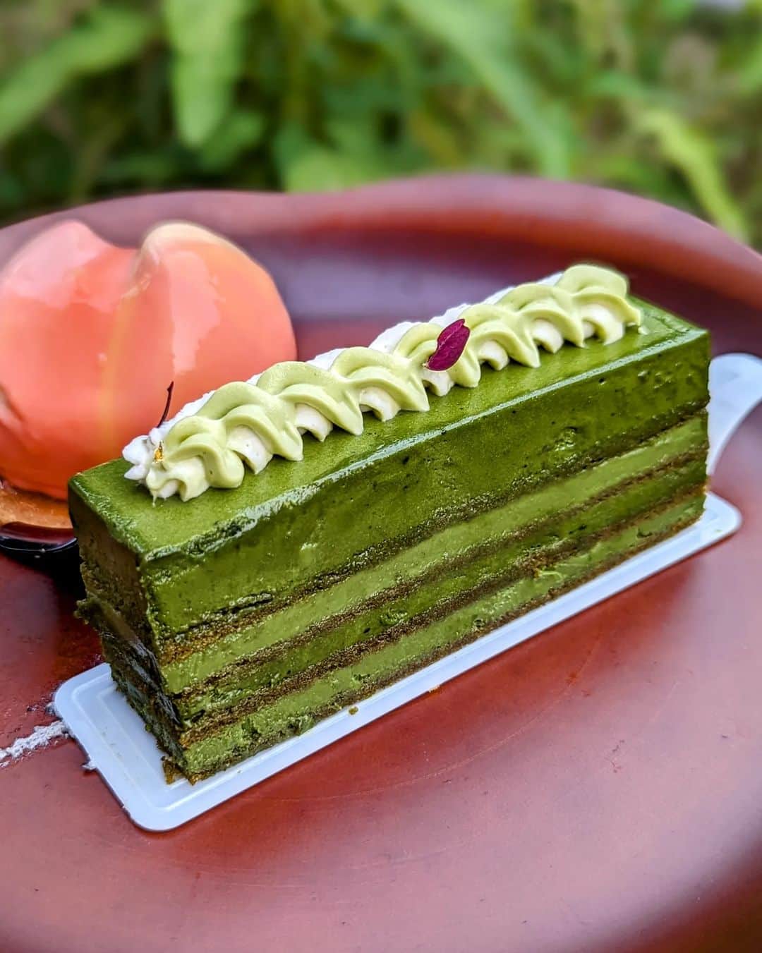 Li Tian の雑貨屋のインスタグラム：「Blessed to be able to be gifted sweet treats from dear friend @modgam 😘 I really enjoyed everything here especially the matcha and black sesame cake. The matcha cream is intense yet so silky smooth and milky. Highly recommend! 👍   #luna #sgcakes #sgpastries #matcha #sgcafe #sesame」