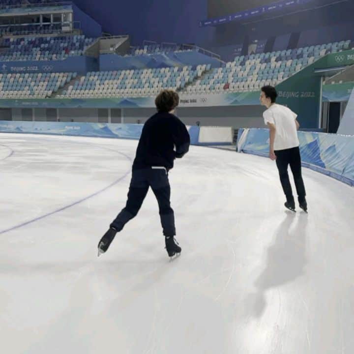 ピーター・グメニクのインスタグラム：「Вышли с @ninety.ninth за рамки стандартной арены  . . .  #figureskating #speedskating #Beijing #salchow #lutz #4S #4lz #фигурноекатание」