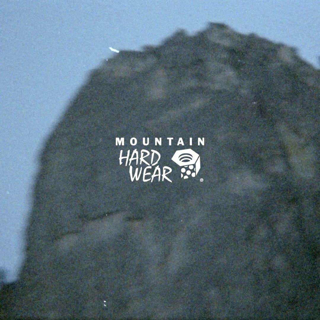 のインスタグラム：「・  30TH ANNIVERSARY COLLECTION「Reissue」  Mountain Hardwear の独自的で機能的なスタイルが生まれた90 年代。  当時の製品づくりは、“Everything Is Equipment” という現在のコンセプトの基盤となっています。   創業者の一人であり、アパレルデザイナーであったイングリッド・ハーシュバーガー(Ingrid Harshbarger) の精神を受け継ぎ、 当時のデザインやフィット感を再現し、現在の生地やテクノロジーを取り入れ、アイコニックなアイテムを再構築した復刻コレクション"リイシュー(Reissue)"が登場。   今回はシェルジャケット、フリース、ダウンジャケットの３型を展開。   どのアイテムも創業当初からアスリートと共に向き合い作り上げられた、ブランドを象徴するにふさわしいアイテムとなっています。  詳しくはマウンテンハードウェアの公式サイトからチェックしてみてください。  #SeekWilderPaths #MountainHardwearSince1993  DP and edit: @graythompson_ Additional Footage: @tuckerscreative / @anya_miller Still Images: @francoislebeau  CD: @anya_miller AD: @maxwellmilford Production: @stephen_c10 Shown on MHW Team Athletes: @think_ele and @bigairbradlyee Styled and also shown on: @meru_turao」