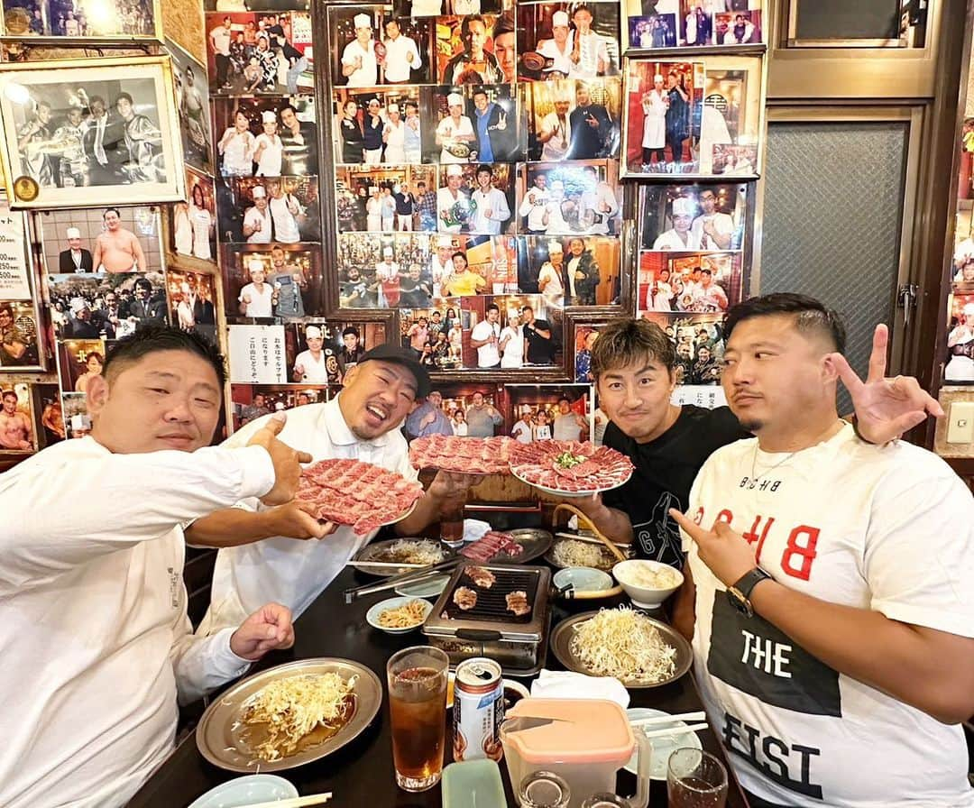 山崎秀晃のインスタグラム：「中国じゃないよ。焼肉屋だよ🫰 写真達が友達だらけでみんなで食事してる気分です🫰🫰 #肉番長 #安定 #北京」