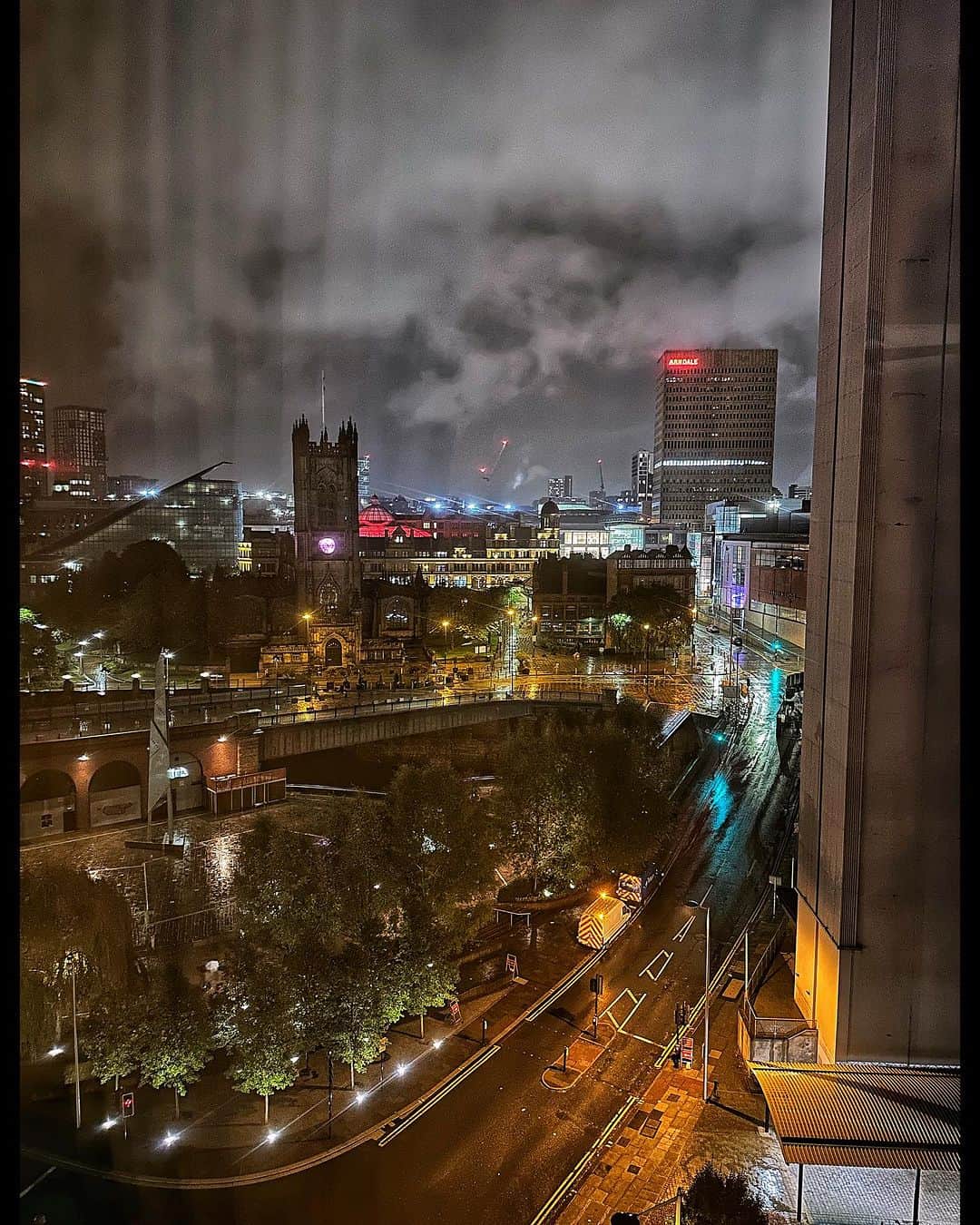 デビッド・モリシーさんのインスタグラム写真 - (デビッド・モリシーInstagram)「Rainy night in Manchester!」10月3日 18時26分 - davidmorrissey