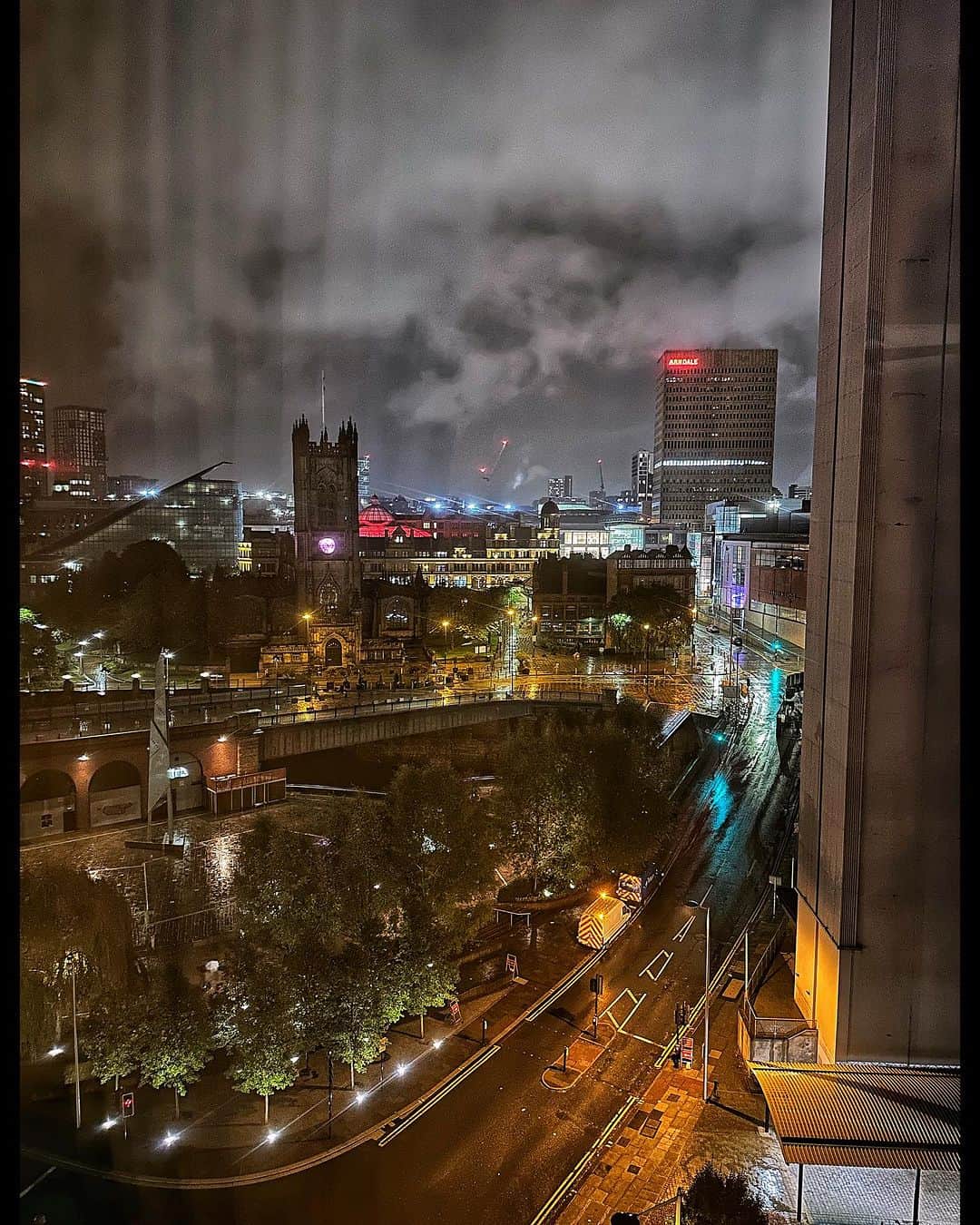 デビッド・モリシーのインスタグラム：「Rainy night in Manchester!」
