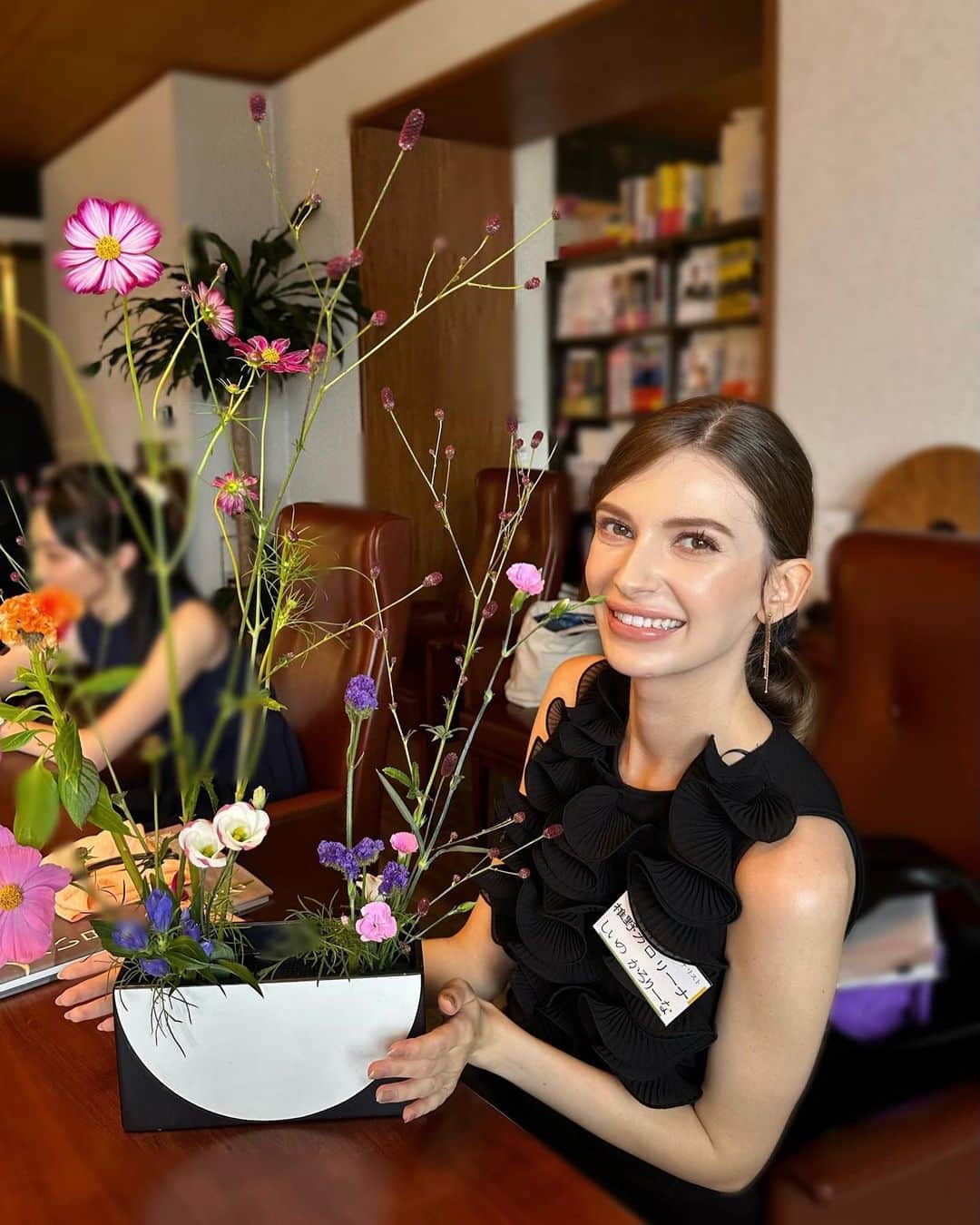 のインスタグラム：「人生初めての「いけばな」を習いました😳🌸  【お花から学ぶ美意識と感性：華道家元池坊華道教授 桶澤達也先生】  お花が大好きな私は、この講義をとっても楽しみにしていました〜✨  初めは、いけばなの歴史や大切なことを学びました。 植物を「生きている命」ととらえること。命だからこそ「生かす」こと、いけばなでは枯れた葉も虫食い葉も満開の花も蕾も実も「命ある姿」ととらえます。  一般的なフラワーアレンジメントなどでは、綺麗なお花だけを使いますが いけばなでは枯れ葉なども命の形として使用されるところに儚さと美しさを感じました。  そしていけばなには代表的な三つの花形があります。 立花(りっか)、生花(しょうか)、自由花(じゆうか)がありますが  今回の講義では、自由花を生けました🌸 自由花は、色がありとても可愛らしい印象です✨  実際に生けてみると、奥行きや空間の作り方がとても難しいことがわかりました。生花は「空間」を作るのが大切。 フラワーアレンジメントとは違って、「足す」のではなく「引き算」で作り上げる。とてもセンスが問われますね。  私は、いけばなの特徴である  枯葉→過去 満開→現在 蕾→未来  というところから  「現在から過去と未来を見つめ直す」というタイトルで生けました✨  とても楽しくて夢中で生けました！！ これからも機会があったら、いけばなやってみたいなぁ💕  桶澤先生、ご講義ありがとうございました。  椎野 カロリーナ  #ミス日本 #ミス日本の勉強会 #ミス日本コンテスト #ミス日本勉強会 #ミス日本2024 #ミス日本ファイナリスト2024」