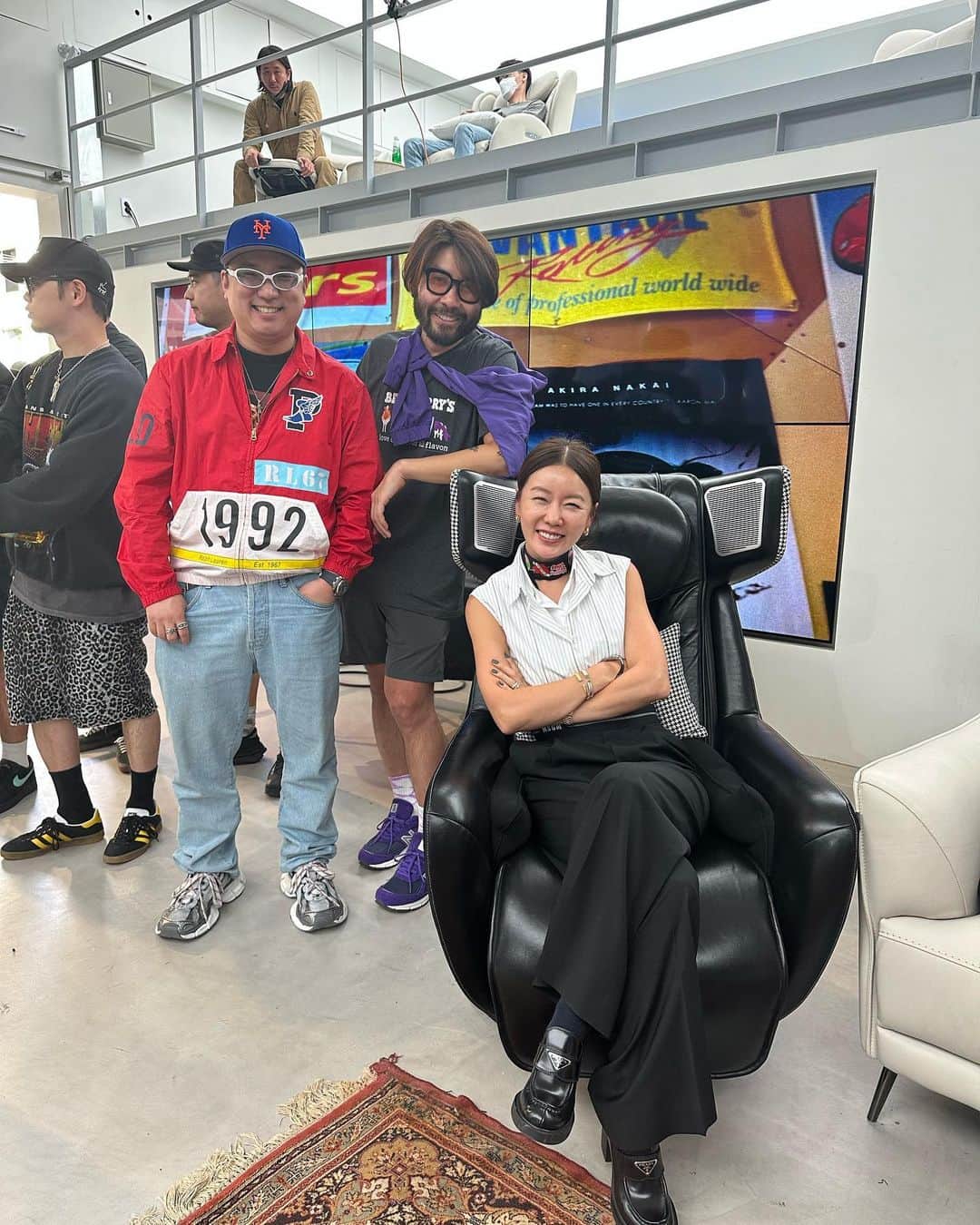 アン・ソニョンのインスタグラム：「오늘의 #바로스라이프💛   What an honor to watch live porsche build up performance 😍  @rwb_rauhweltbegriff   Thanks for having us  @rwb_kr @peachesoneuniverse   Great to meet @rwb_official @ichiraku 🩵」