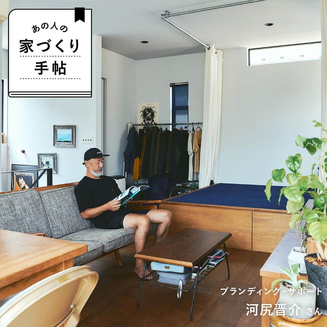 RE住むRENOVATIONさんのインスタグラム写真 - (RE住むRENOVATIONInstagram)「一度見たら憧れる、こだわりが詰まった家。でも、「そんな家ってどうやったらつくれるんだろう」「建築のプロじゃないとつくれないのでは」と感じている人もいるのでは。 “あの人の家づくり手帖”は、家づくりの経験者から具体的な家づくりアイデアを伺います！  今回紹介するのは、鎌倉エリアに新築一軒家を建てた河尻さん。プロのスノーボードライダーとして活躍後、その経験を活かし現在はブランディング・サポート業をされています。  イメージソースは自身も暮らしたアメリカ西海岸。床も壁も、あらゆる素材が顔を出すミックスの感覚がデザイン性を高めつつ、肩肘張るような雰囲気はなく、まさに居心地抜群なお住まいです。どのように、こだわりの家づくりをされたのでしょうか！？  詳しくは記事をご覧ください。 @dolive.media  — DoliveアプリではDolive media記事のほか、 サイトに載っていない特別記事も公開中。 App Storeで【Doliveアプリ】と検索してみてね。  #dolivemedia #dolive #doliveアプリ #君はどんな家に住みたい #あの人の家づくり手帖 #家 #部屋 #住まい #暮らし #住宅デザイン #家具 #ライフスタイル #インテリアデザイン #暮らしのアイデア #おしゃれインテリア #好きなものに囲まれた暮らし #インテリア術 #理想の家 #家づくり #家づくりアイデア#一戸建て #レッドシダー外壁 #西海岸テイスト#カーペット #小上がり」10月3日 18時30分 - dolive.media