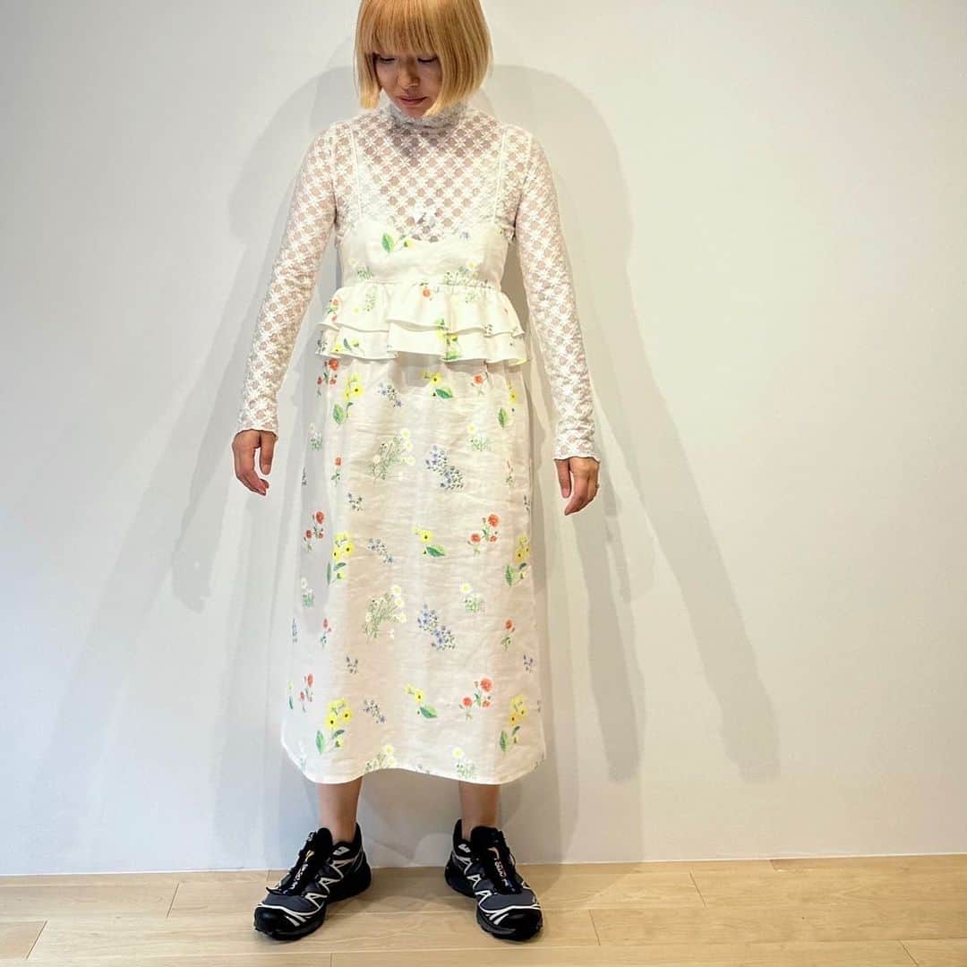 のインスタグラム：「2024 SPRING COLLECTION  ドレスに使用しているオリジナルフラワープリントのテキスタイルは、立体感があり一見刺繍のように見える、新しいプリント技法を採用しています。  Height: 159cm Tops: ONE Dress: 0 @nam1c0  #HOLIDAY_PR #HOLIDAY2024spring #HOLIDAY2024springstyle」