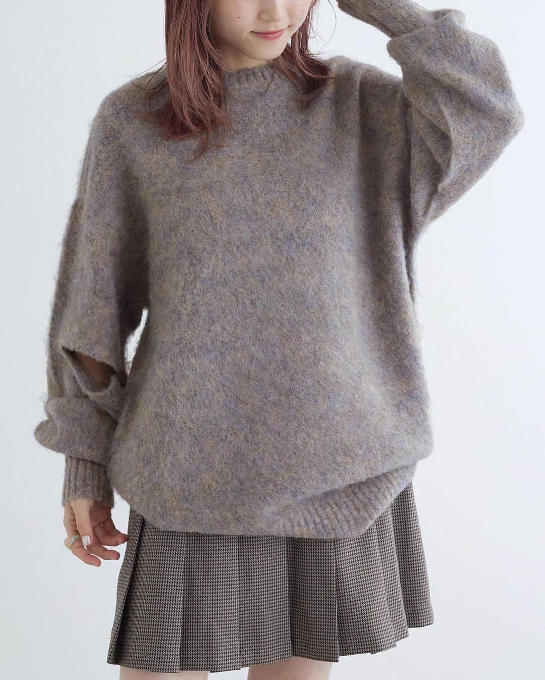w closetさんのインスタグラム写真 - (w closetInstagram)「【coming soon item】  "フォロワー様限定、先見せアイテム♪" _______________  起毛スリットスリーブプルオーバー ¥5,490 color : グレー　ブルー　ピンク　ブラウン  お袖にカットが入っているのでさりげなく肌見せができ、抜け感がでます♪  ゆるっとしたシルエットが可愛いく、 チクチクしないニット感で着心地も◎ _______________  #wcloset#ダブルクローゼット#wclo_snap#トレンドアイテム#カラーコーディネート#秋ファッション#秋コーディネート#コーディネート#差し色コーデ#秋コーデ#カジュアルコーデ#カラーコーデ#トレンドコーデ#大人カジュアルコーデ#ニット#20代コーデ#ボリューム袖#ニットコーデ#ビックシルエット#ニットコーディネート#ブルーコーデ#ブルーニット#ソックスブーツ#秋靴#ニットワンピース#ニットワンピ#ニットワンピースコーデ#ブラウンコーデ#お揃いコーデ#肌見せコーデ」10月3日 21時00分 - wclosetwearsinc