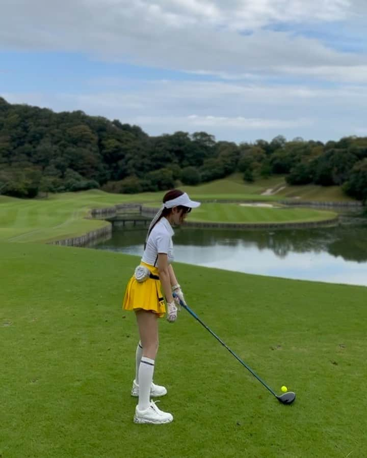 MAYUのインスタグラム：「. スイング動画⛳️🏌️‍♀️💛 . ①ミドルで左から行けば安パイなんだけど 浮島狙うとショートカットできるから、ぎり乗るかな〜と思って狙ったらヘリに当たって池ぽちゃ。。🥹 . でも攻めの姿勢も大事よね✊🏻✨ . ②途中一瞬雨がザーザー降りに🌧️ 浮島のショート🏝️ 無事オン！ . . #ゴルフ女子#ゴルフ#ゴルフウェア#ゴルフスイング#スイング動画#ゴルフスイング動画#ドライバーショット#ゴルフ5カントリーオークビレッヂ#golf#golfswing#golflife#golfaddict#golfclub#golfstagram#golfcourse#golfday#swing」