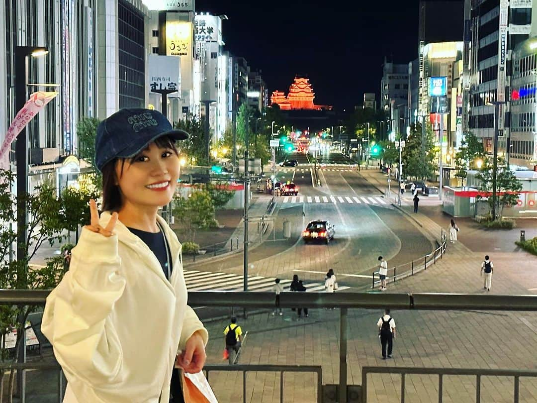 Karinのインスタグラム：「姫路城のライトアップ🏯  束の間の姫路...お城のライトアップ見られて良かった❤️‍🔥 焼きアナゴなど名産品もいただきました🙇‍♀️  #姫路 #姫路城 #姫路グルメ #ライトアップ #焼きアナゴ」