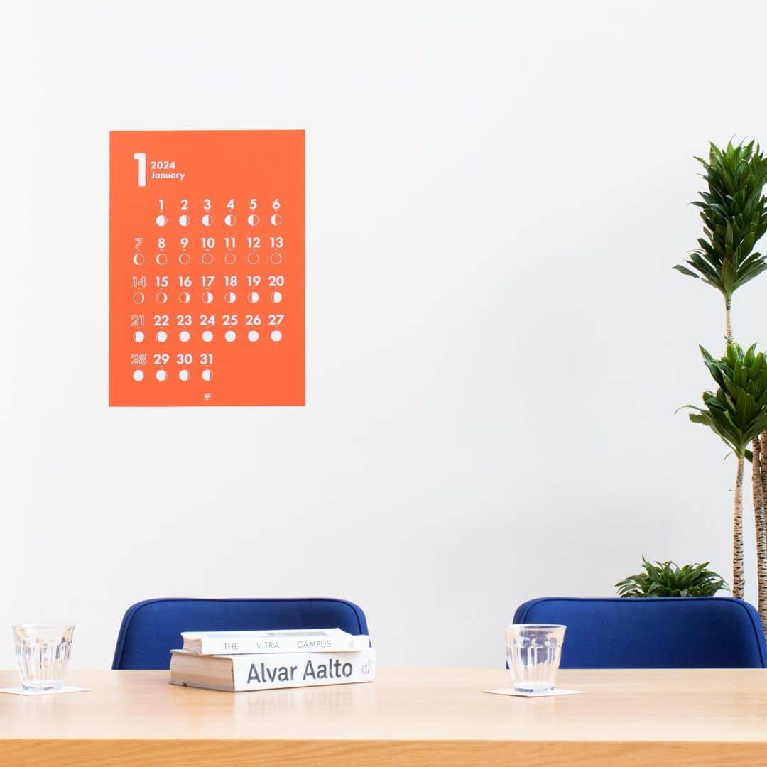 伊東屋さんのインスタグラム写真 - (伊東屋Instagram)「暦と月の満ち欠けを表した「ムーンカレンダー」が伊東屋から登場。   部屋の壁にお気に入りのポスターを飾るように、 インテリアとして楽しめる美しいカレンダーを作りました。 月ごとに色や風合いの異なる用紙が、季節を感じるインテリアとしてお部屋を彩ります。　   毎月の暦と日々変化する月の満ち欠けを表現したグラフィックはシルク印刷で１枚ずつ丁寧に仕上げ、独特のインクの質感をお楽しみいただけます。 ８月のカレンダーでは、東京湾の大潮を青海波の波模様で表現しています。　  綴らずに1枚ずつ独立させたポスタータイプなので、スペースに合わせて単月はもちろん、2ヶ月、3ヶ月と連続して飾る方法も。   お部屋やライフスタイルに合わせて使えるカレンダーで、季節の移り変わりを楽しみませんか。   伊東屋　ムーンカレンダー2024(掲載月：2024年1月～12月)  ポスター　Ａ２サイズ（420x594mm）  11,000円(税込)    #2023calendar#2023カレンダー#calendar#カレンダー#ポスターカレンダー#postercalendar#月の満ち欠け#mooncalender#伊東屋オリジナルカレンダー#itoyaoriginalcalendar#暦#文房具#文具#文房具好き#文具好き#文具沼#文房具沼#銀座伊東屋#伊東屋#ginzaitoya#itoya#stationery#stationeryaddict#stationerylove」10月3日 18時33分 - itoya_official