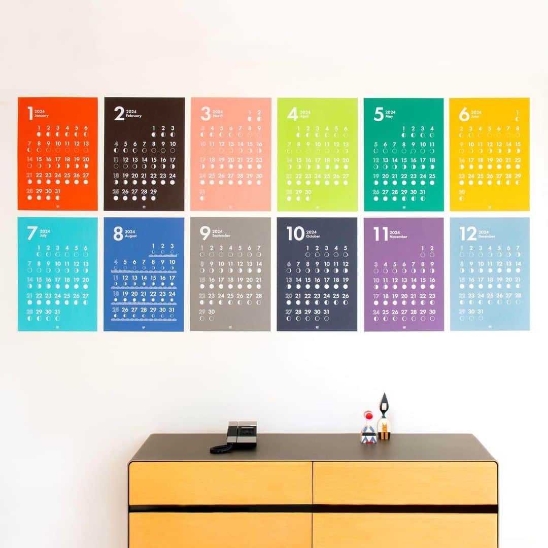 伊東屋のインスタグラム：「暦と月の満ち欠けを表した「ムーンカレンダー」が伊東屋から登場。   部屋の壁にお気に入りのポスターを飾るように、 インテリアとして楽しめる美しいカレンダーを作りました。 月ごとに色や風合いの異なる用紙が、季節を感じるインテリアとしてお部屋を彩ります。　   毎月の暦と日々変化する月の満ち欠けを表現したグラフィックはシルク印刷で１枚ずつ丁寧に仕上げ、独特のインクの質感をお楽しみいただけます。 ８月のカレンダーでは、東京湾の大潮を青海波の波模様で表現しています。　  綴らずに1枚ずつ独立させたポスタータイプなので、スペースに合わせて単月はもちろん、2ヶ月、3ヶ月と連続して飾る方法も。   お部屋やライフスタイルに合わせて使えるカレンダーで、季節の移り変わりを楽しみませんか。   伊東屋　ムーンカレンダー2024(掲載月：2024年1月～12月)  ポスター　Ａ２サイズ（420x594mm）  11,000円(税込)    #2023calendar#2023カレンダー#calendar#カレンダー#ポスターカレンダー#postercalendar#月の満ち欠け#mooncalender#伊東屋オリジナルカレンダー#itoyaoriginalcalendar#暦#文房具#文具#文房具好き#文具好き#文具沼#文房具沼#銀座伊東屋#伊東屋#ginzaitoya#itoya#stationery#stationeryaddict#stationerylove」