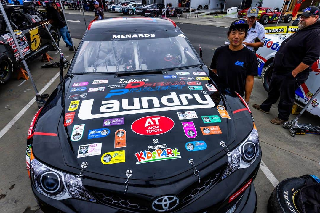 Laundry ランドリーさんのインスタグラム写真 - (Laundry ランドリーInstagram)「9月30日（土）にALL AMERICAN SPEEDWAYで今シーズン第9戦のレースにLAUNDRYカーで挑んだNASCARレーサー 古賀琢麻選手よりレースのお写真が届きました👍  今年のLAUNDRYカーは次世代を担う子どもたちの夢を応援したいという思いから始まった"INFINITI DREAM PROJECT presented by TAKUMA KOGA + LAUNDRY038"として、ワークショップに参加してくれた子どもたちの夢を乗せて走りました。  @takumakoga ＿＿＿＿＿＿＿＿＿＿＿＿＿  Top10 finished @allamericanspeedway !  Special thanks to LAUNDRY INFINITI DREAM PROJECT kiddos!!!!!!!  LAUNDRY / CKB JERRY PITTS TOYOTA RACING  #takumakoga #nascar #RISEUP #GRGARAGETAKATSUJI #LAUNDRY #KOSHINOKANBAI #JPC #LOOPCONNECT #YAMADAINFRATECNOS #ATEX #TOYOTAENTERPRISE #SPEEDGP #LOBTEX #CRAZYKENBAND #MOTORSPORTSSUPPOTERS #T3R #morimax #SIMPSONRACEPRODUCT #TOYOTA #NASCAR #ARCA #MENARDS #ikedo #mooneyes #chabottengineering #drivex #ushiwaka   ＿＿＿＿＿＿＿＿＿＿＿＿＿  #NASCAR #レーサー #古賀琢麻 さん #応援」10月3日 18時34分 - laundry_official