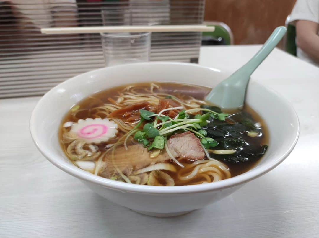 つけMen野郎のインスタグラム：「ラーメン+餃子 実用洋食 七福 白河の洋食七福行ってきました。清洲橋通りと三ッ目通りの交差点にある洋食屋で、いつも人が並んでいたので気になっていました。洋食屋なので洋食メニューをいきたいところだが、ラーメン餃子を注文。洋食屋なのだが、ラーメンやタンメン、餃子などもあり、町洋食ってやつなのか。 ラーメンは町中華なギンっとうまみが効いたスープでいける。麺も想像以上にしなやかでうまいです。洋食スタイルなのか、食紅で赤みをつけたチャーシューにほっこりする。餃子はニンニクが効いて餡が細かった気がする。半チャンはメニューなかったけど、オーダーすればいけたっぽいから今度は頼みたいな。というか、洋食メニューにすごく惹かれたからそっちかな。」