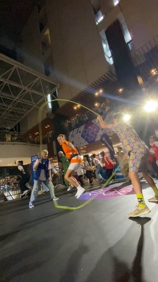 ツネ のインスタグラム：「【ツネさん×REG☆STYLE】  世界を明るく笑顔にしてくれるHaapy Man🕺🏝️🌈 【ツネさん】  @happyman0812 ✖ そして世界大会三連覇をしたプロダブルダッチチーム🏆🇯🇵 【REG☆STYLE】 @dd_reg  のDOUBLE DUTCH  SPコラボレーションパフォーマンス😍 たくさんのダブルダッチの仲間達に協力してもらいみんなで作り上げました😁  皆さんのおかげでITADAKIダブルダッチ甲子園も大盛り上がり👍 @itadaki_dd 関わってくださった皆さんありがとうございました‼️  HOT HEATHEAT🤟🔥🤟🔥🤟🔥  @itadaki_dd  #itadaki_dd #doubledutch #regstyle #ポカリスエット #championjapan #FINEPLAY #川崎市　#OVERTHUMPZ #スキルハック #ITADAKI実行委員 #happyman #ツネさん」