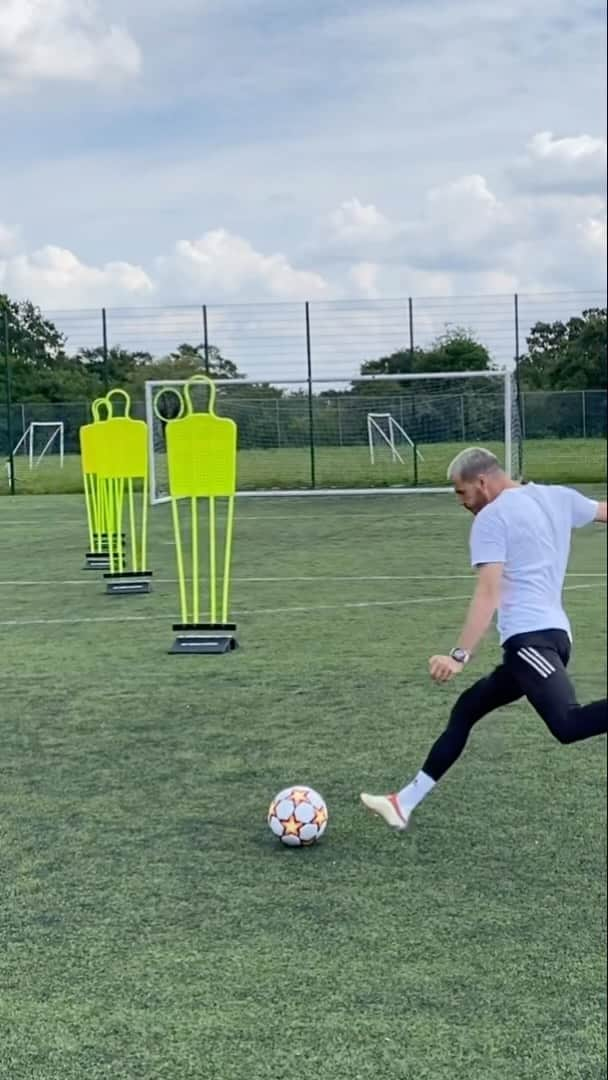 F2Freestylersのインスタグラム：「The sound of Top Bins…..🔉💥🔝🗑️  #football #soccer #gol #goal #freekick」