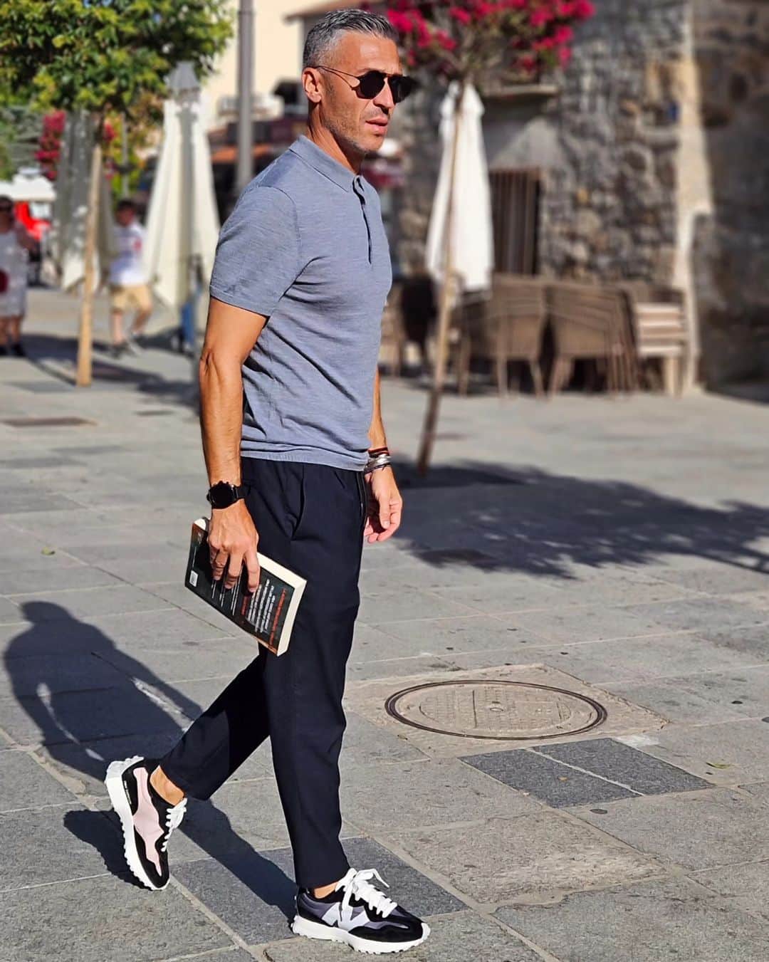 ルイス・ハビエル・ガルシア・サンスのインスタグラム：「Moooorning !! Break on our journey to enjoy a good book, a coffee and a beautiful company. They are coming long trip and busy schedule so, make a stop on the way to and have fun with something you love.  Good pland to do ?? #relaxtime #break #coffeelover」
