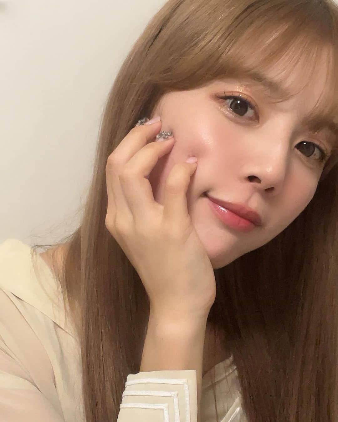 目見田早弥子のインスタグラム：「マツエクしました🪽 @apartment___salon  @__mamico 🩷 今回は目尻長めのデザインにしてもらいました♡ まつ毛バチバチだと可愛くてテンションあがるし やっぱりしばらくマツエクだな~🫶🏻💫 いつもありがとうございます🎀」