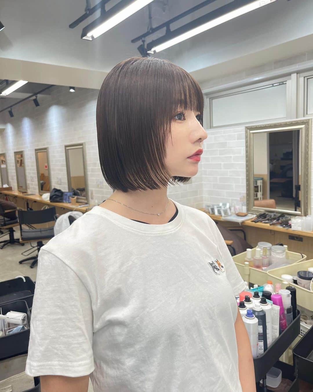 のインスタグラム：「だいぶ切りました✂︎  絨毛矯正もしてだいぶスッキリ✨ @ryuu5647 ありがとうございました☺️  #ボブ #ストレート #切りっぱなしボブ #縮毛矯正」
