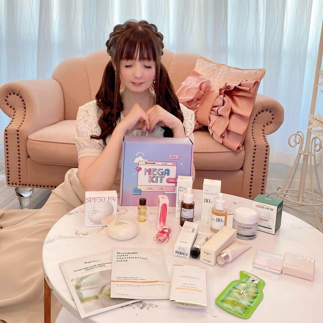 伊藤芽衣のインスタグラム：「【Qoo10 Mega Kit 2023  Vol.3】を ご提供いただきました♡ ⁡ @qoo10.official  さま ありがとうございます♡ ⁡ 今回も 定番から新作コスメまで 気になる韓国コスメを たくさんお試しさせて いただきました…♡ ⁡ ♡♡♡♡♡ ⁡ ♡ numbuzin @numbuzin_official_jp  3番ノーファンデ陶器肌トーンアップクッション ⁡ ♡AMUSE @amuse.jp  ジェルフィットティント  日本限定色 「東京チェリー」 ⁡ ♡NEOGEN @neogen_jp  リアルレチノールセラム ⁡ ♡2aN @2an_official_jp  デュアルチーク ⁡ ♡TSシャンプー @ts_shampoo_official  ⁡ニュープレミアムTSシャンプー  ⁡ ♡Genabelle @genabelle_jp  ⁡PDRNリジュビネイティングマスク   ⁡ ♡Dr.G  @dr.g_official_jp  レッドBCスージングクリーム  ⁡ ♡ Veganifect @veganifect_jp  クリーン＆グロー 青い麦つやつやキメセラムフィットマスク ⁡ ♡  Snp @snp_japan  ⁡ゴールドコラーゲンインテンシブアイクリーム ⁡ ♡ Anua @anua.jp  ドクダミ80％水分鎮静アンプル ⁡ ♡d'Alba @dalba_japan  ダブルセラム&クリーム  ⁡ ♡SKINFOOD @skinfood_japan  ゆずCダークスポットクリアセラム  ⁡ ♡COSRX @cosrx_jp  RXザ・レチノール0.1クリーム  ♡♡♡♡♡ ⁡ 個人的におすすめなのは、 ⁡ 2aNさんの デュアルチーク♡ ⁡ めいは、 06ピンクペタルを 使用しています♡ とてもかわいいピンク！ 発色がよくてお気に入りです♡ ⁡ Anuaさんの ドクダミアンプルも 化粧水を愛用しているので 使ってみたかったので うれしいです♡ ⁡ 敏感肌さんにうれしい 低刺激なアイテムが多いので この機会にいろいろためして 年齢に負けない美肌を目指したいです♡ ⁡ ⁡ ♡♡♡♡♡ ⁡ 〈メガポ〉タグがついている 対象商品を購入すると、 購入金額の20% ポイント還元！ ⁡ 【期間】 10/1(日) 0:00～ 10/7(土) 23:59 ⁡ たくさんの韓国コスメが お得に購入できる期間なので、 気になる方はチェックしてみて下さい♡ ⁡ 今回紹介させていただいた コスメはそれぞれQoo10にて 発売中です♡ ⁡ https://special.qoo10.jp/DynamicAD/5298/ ⁡ ♡♡♡♡♡ ⁡ #Qoo10MegaKit #Qoo10 #メガポ #PR #韓国コスメ」