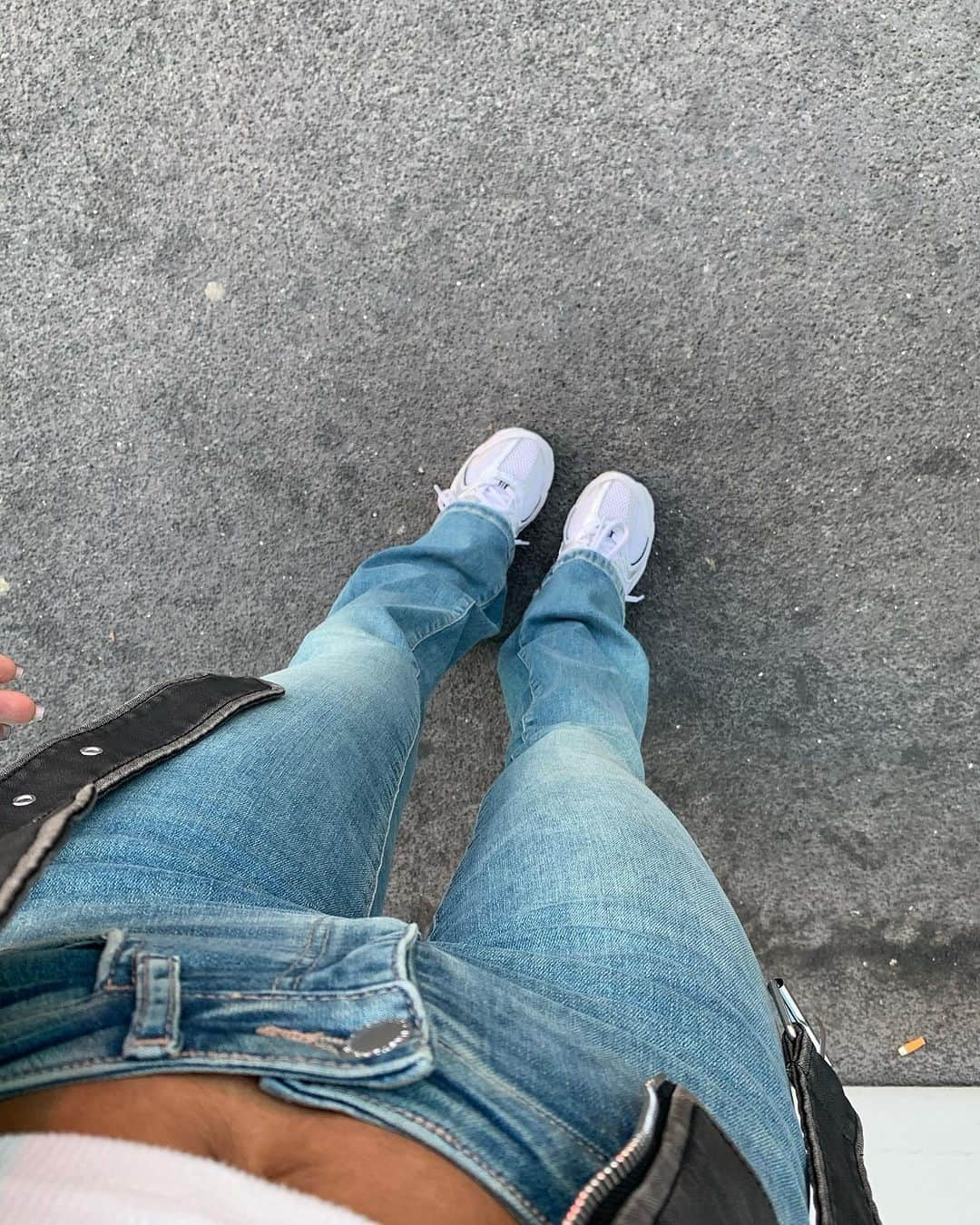 TALLY WEiJLのインスタグラム：「Pov: you're wearing the comfiest & hottest denim ever 💙 @mylifeasmaili ⁠ ⁠ jeans 🔎 642276 / SPADEELETRA2-BLU542」