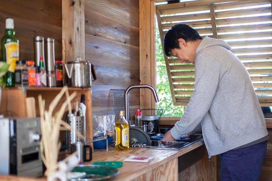 田中工務店／大阪／木の家のインスタグラム：「. おもてなしの必需品  らしさ全開に 普段から使い込んでいるアウトドアなものたちを並べ おもてなしの準備をします  #tanakakomuten_nomotime   すべての人に、豊かな人生を。 @tanaka.komuten は、大切な人との豊かな時間という価値を、設計士とつくる木の家づくりを通してお客様にお届けしたい、大阪北摂・吹田市にある工務店です。ぜひフォローください🤲🏻✨  誰も教えてくれない『住まいのレシピ』をメルマガ📮で好評発信中。詳細は @sumai.no.recipe をご覧ください。  #工務店がつくる家 #家づくり記録 #家づくりアイデア #暮らしの記録 #田舎暮らし #木の家 #家づくり記録 #家づくりアイデア #暮らしの記録 #田舎暮らし #育児日記 #北摂ママ #ベビスタグラム #部屋作り #おうちづくり #注文住宅 #大阪注文住宅 #新築 #マイホーム #マイホーム #outdoors #camping #ファミリーキャンプ #おうちキャンプ #グランピング #ベランピング #七輪 #デッキのある暮らし #アウトドア料理 #パパごはん  @hokusetsu_camp 絶賛応援中 北摂でキャンプをしよう🏕✨」