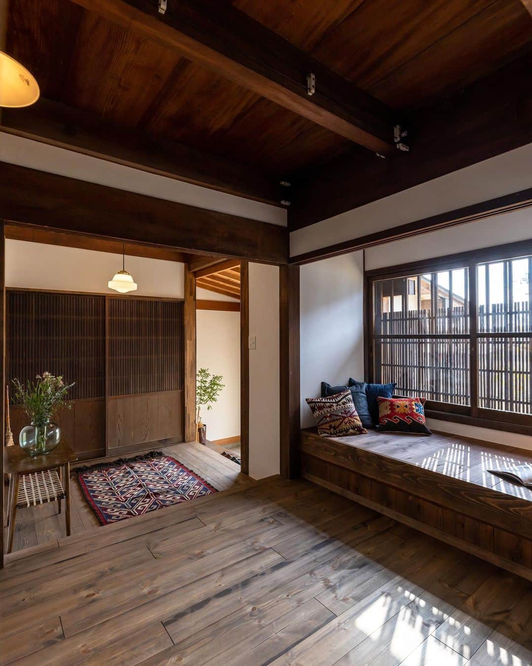インテリアショップとつくる家 ZEST houseのインスタグラム：「【築100年以上の古民家リノベーション】  -----------  岡山県の注文住宅 インテリアショップとつくる家 ZEST design/house 倉敷オフィス (@zest_design_house)  木のぬくもりと ご家族の暮らしを大切にした、 包み込まれるように心地よい お洒落な家づくりを 岡山と熊本で２０年以上手掛けています。  -----------  #家 #家づくり #岡山ママ #家族 #岡山ランチ  #岡山イベント #岡山パン屋 #暮らし #暮らしを愉しむ #暮らしを整える #平屋 #岡山工務店  #岡山住宅 #珈琲 #岡山の家づくり  #照明 #岡山観光 #岡山グルメ #インテリア  #インテリア雑貨　#インテリアショップ #子供 #子供のいる暮らし #岡山カフェ  #おうちごはん #おうち時間 #おうちカフェ  #料理 #木の家 #ゼスト倉敷」