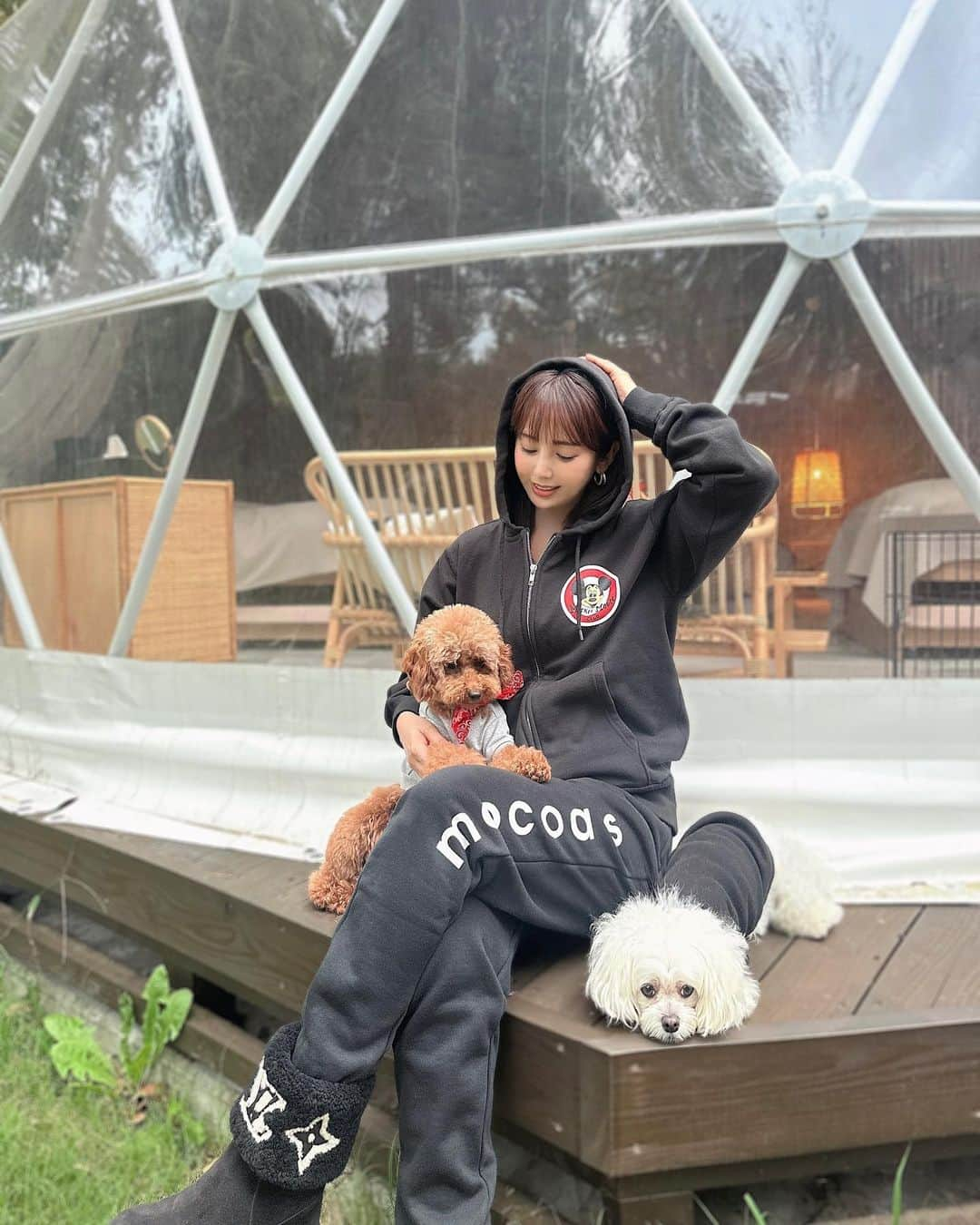 桃華絵里のインスタグラム：「Glamping 🏕️🐻‍❄️🧸⛰️  車を降りたら寒くてビックリ！！  裏起毛バージョンの mocoa's/Disneyセットアップ 持ってきてよかった❤️‍🔥ポカポカ  ご予約もミッキーマウスクラブのこちらのデザインが 1番人気です😍！！  シーモコも 今季初トレーナー着用(￣^￣)ゞ  やっと環境に慣れてきて 夕食で復活しました 🐕🍽️♡  #グランピング #保護犬を家族に  #ootd #mocoas #disney  #ミッキー  #ディズニー #モコアズ #セットアップ」