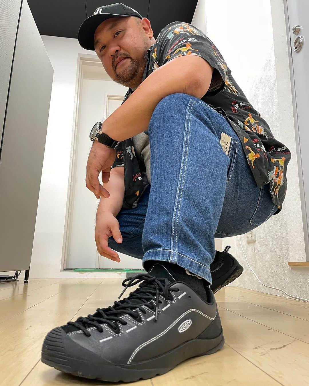 丸山ゴンザレスのインスタグラム：「ジャスパー KEEN × THC  白ステッチがポイントになって、めっちゃあわせやすい！ @keen_japan  #KEEN #KEEN_JAPAN #lifeiskeen」