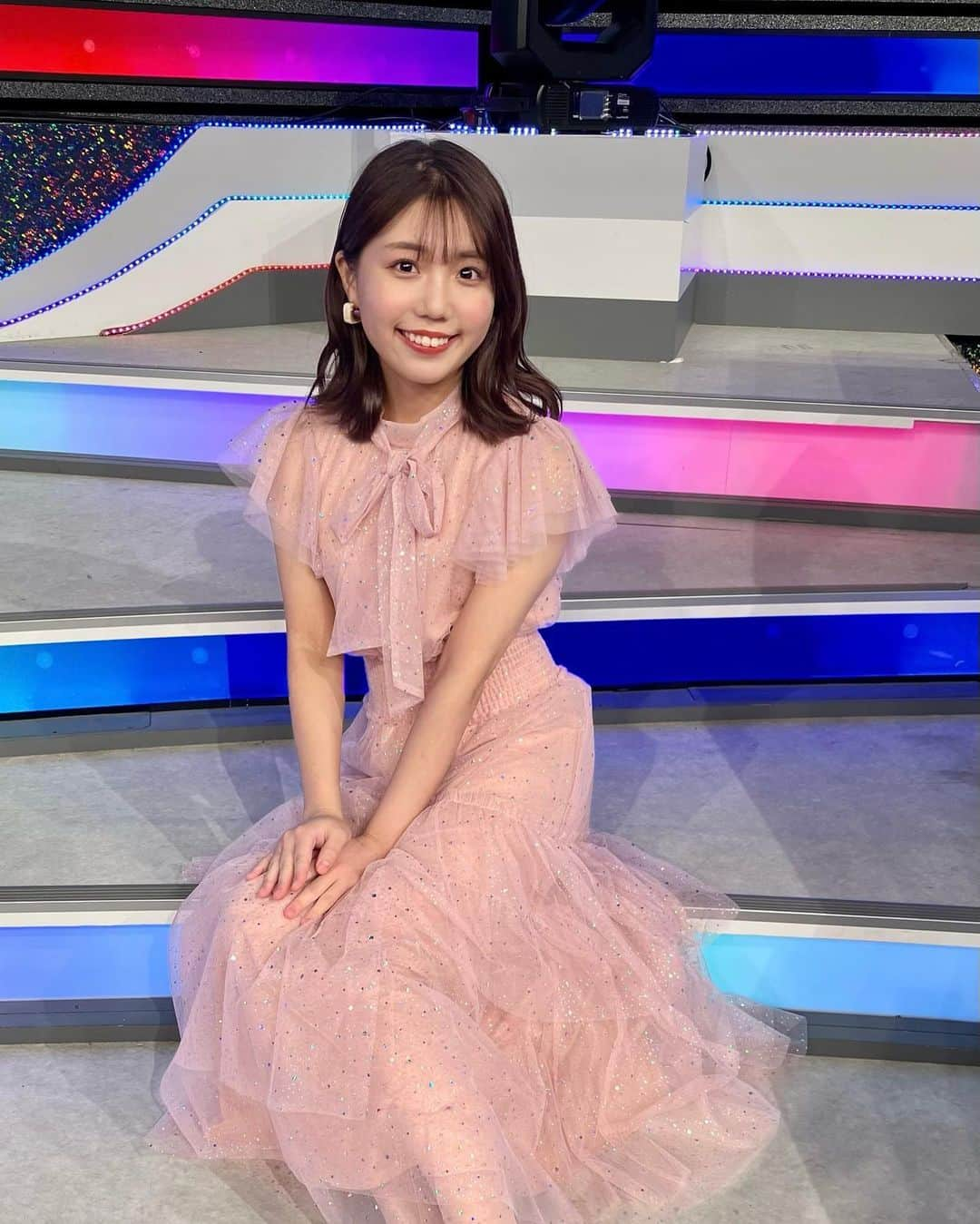 鈴木新彩さんのインスタグラム写真 - (鈴木新彩Instagram)「Mステ3時間スペシャルが終わりました！ . 前回の放送は、体調不良でお休みをいただいておりました。今回のスペシャルは体調を崩さないようにとびくびくしながら過ごしていたので、無事に終わりほっとしています😌 . 3時間という長さでも、スタジオにいるとあっという間！トリのAwichさん, NENEさん, MaRIさん, AIさん & YURIYAN RETRIEVERさん のパフォーマンスに感銘を受け、OA後、カラオケで歌ったのですが、全然ラップ出来ませんでした🥺私も自分なりの美学を磨きます！ .  #Mステ #ミュージックステーション #musicstation #音楽番組 #music #musician #jpop #タモリ さん #テレビ朝日アナウンサー #アナウンサー #テレ朝 #鈴木新彩」10月3日 18時42分 - sarasa.suzuki_ex