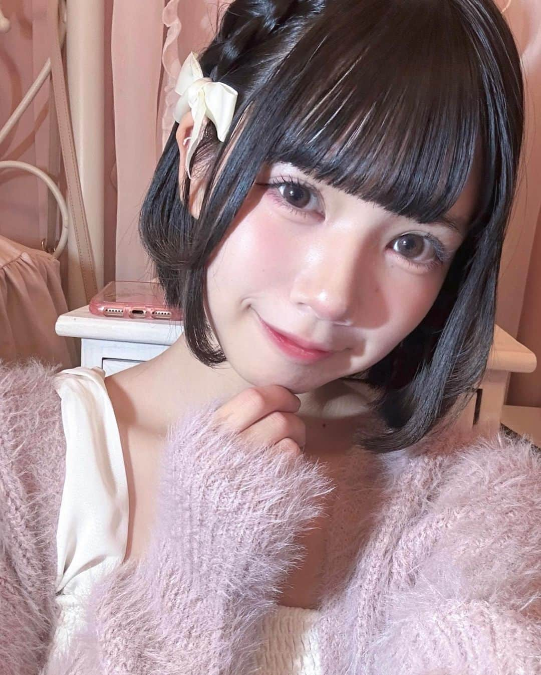 伊藤沙音のインスタグラム：「🧁🐰  新しく買ったカラコンの名前がひとめぼれの恋 だったから恋してる女の子みたいな甘顔メイクした😽💖  2枚目にコスメ載ってるよ~！ ストーリーにはアイメイクのやり方載せてるからみてね🫶🏻   #伊藤沙音 #シャノン  #nicola #ニコラ11月号発売中  #evercolor1daynatural #ひとめぼれの恋」