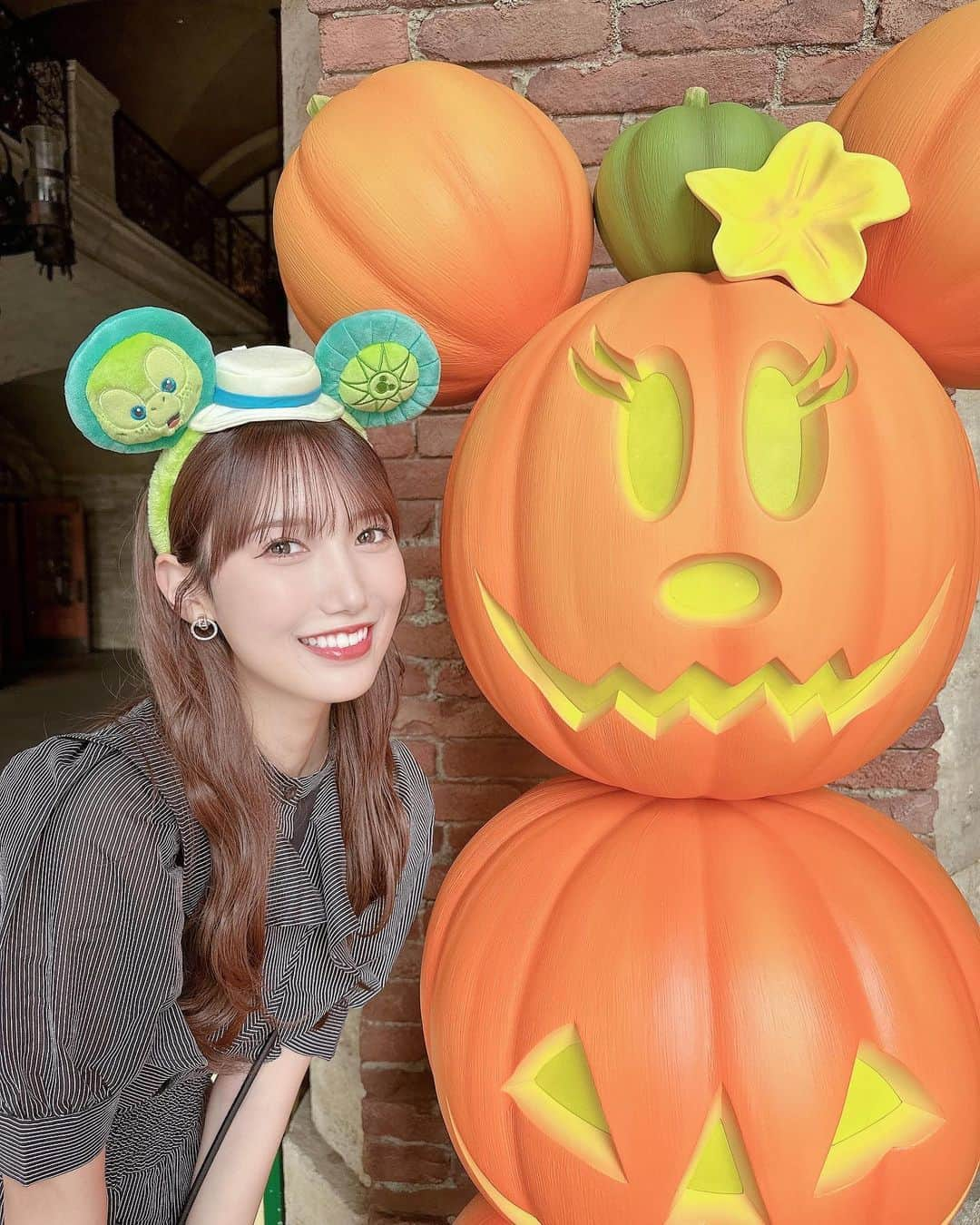 田中菜津美のインスタグラム：「. . 10月の最初はディズニーに行きました🤍 4年ぶりのDisney❤︎ . もうすっかりハロウィン仕様でかわいかった🎃 . オルメル推しです🐢 . #ディズニー #ディズニーシー #ディズニーコーデ  #disney #disneyland #disneysea  #オルメル #オルメルグッズ #ディズニーハロウィン」