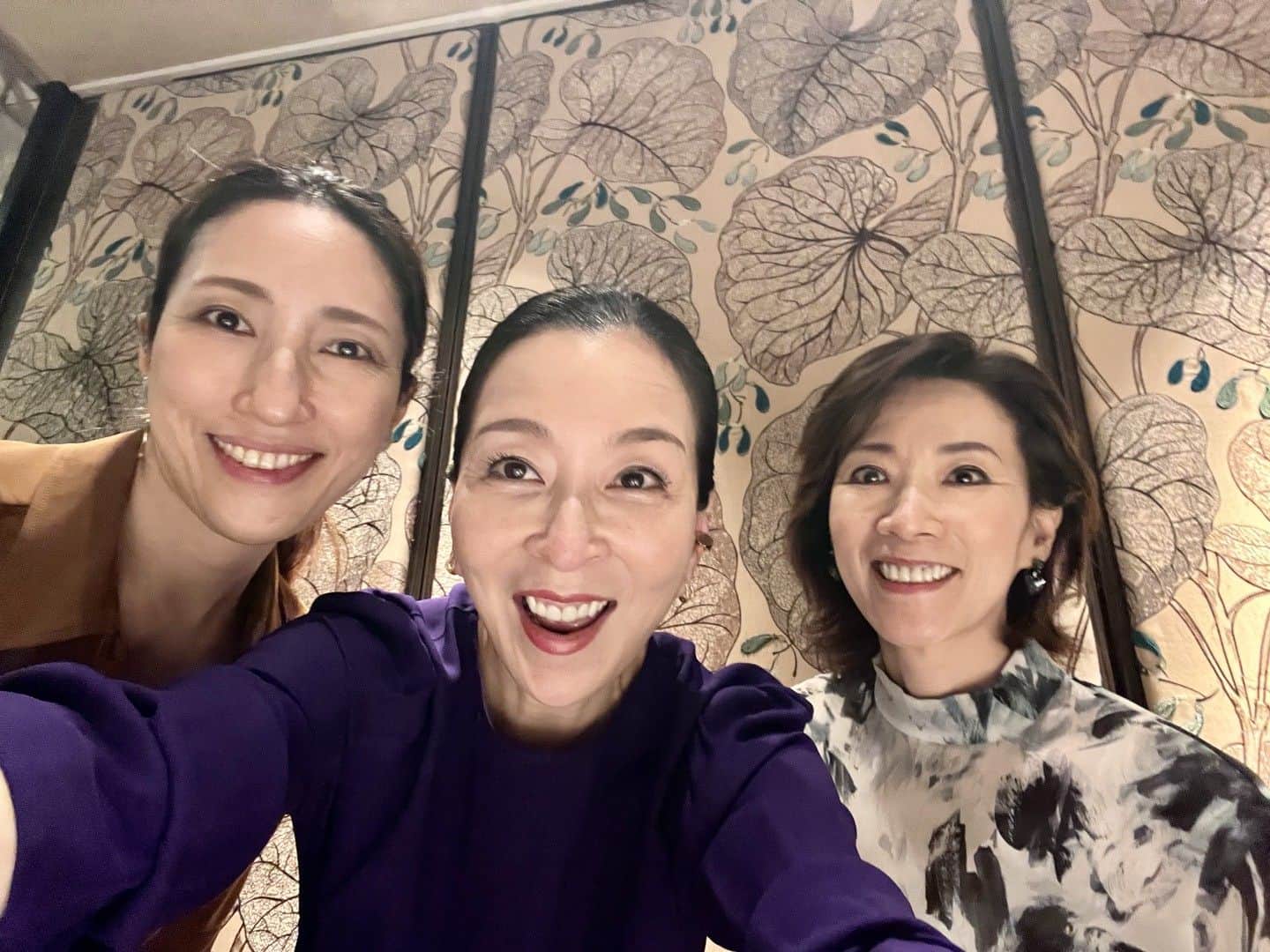 真矢みきのインスタグラム：「先日、共通のお知り合いのお母様が、 何と紀寿✨100 歳を迎えられ久しぶりの顔ぶれが揃いました  しっかりと歩かられてお店まで、 凄いですね  歩く一世紀  記憶力も、 私が劇団時代ご一緒したお店のメニューまで話されたり  ふぅ〜凄い  私は全く覚えなし これはどういうこと  どうする真矢ミキ  とにかく何でもよく召し上がり  幸せ  楽しかった  身体に気をつけるのよ  ご馳走さん  と、  1988年8月8日にお会いしたあの日から、この言葉を言い続けていらっしゃるお母様  多福を毎日、周りの方にふりまいて…  まさに生きるお手本です  素敵な夜を  Maya」